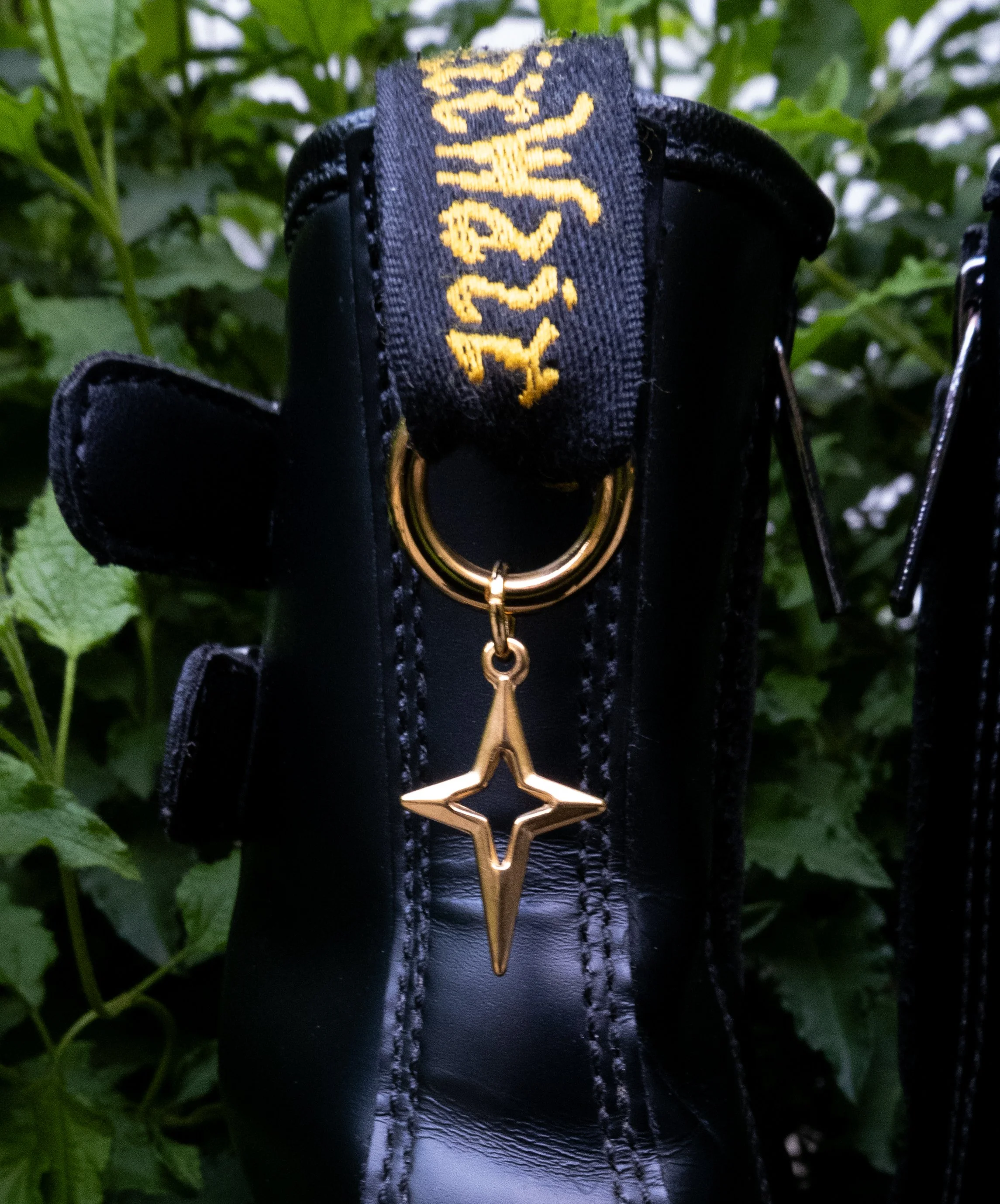 boot charm gold sparkle.jpg