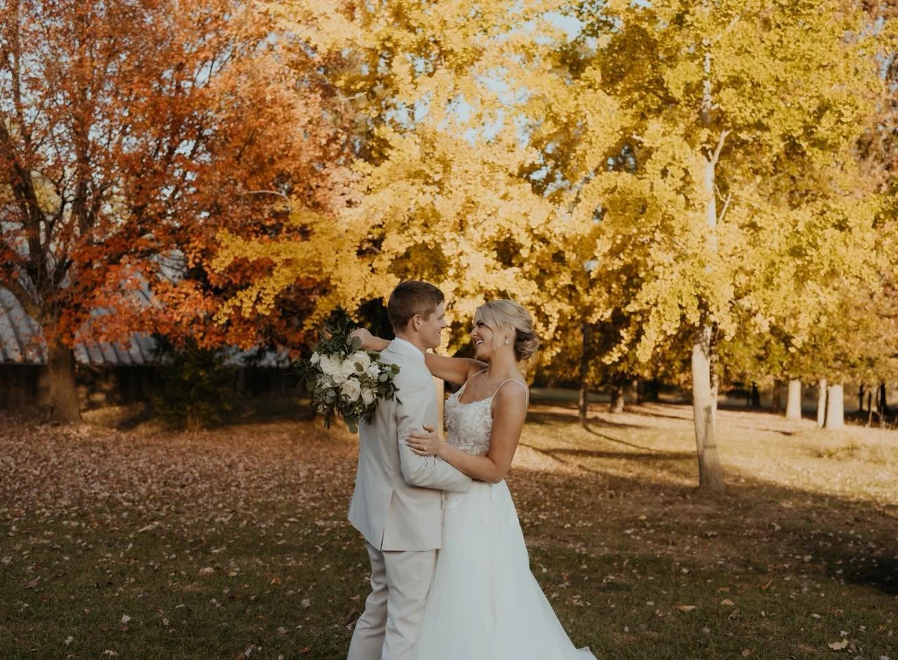 Our favorite, most colorful wedding season is here! Happy fall!🍁🍂

📸: @hunternlangphoto 

#EventVenue #WeddingVenue #Venuelnspiration #SpecialEvents #ElegantVenues #VenueGoals #WeddingDreams #RusticWeddingVenue #LuxuryWeddings #WeddingPlanning #Sa