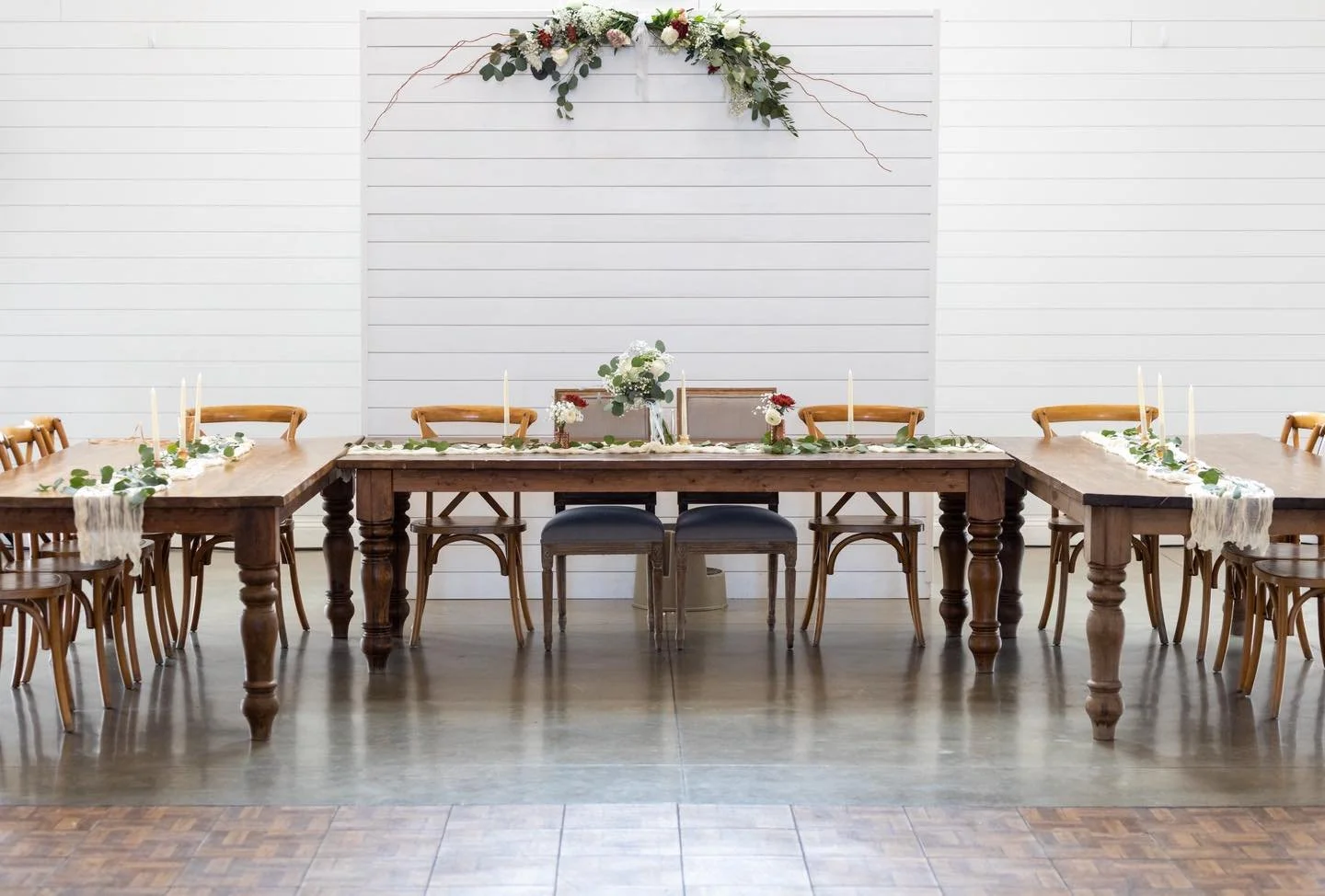 Beautiful head table design in the perfect festive colors for the holiday season &hearts;️

💐: @gardengrovefloral 
📸: @troymarcy 

#EventVenue #WeddingVenue #Venuelnspiration #SpecialEvents #ElegantVenues #VenueGoals #WeddingDreams #RusticWeddingVe