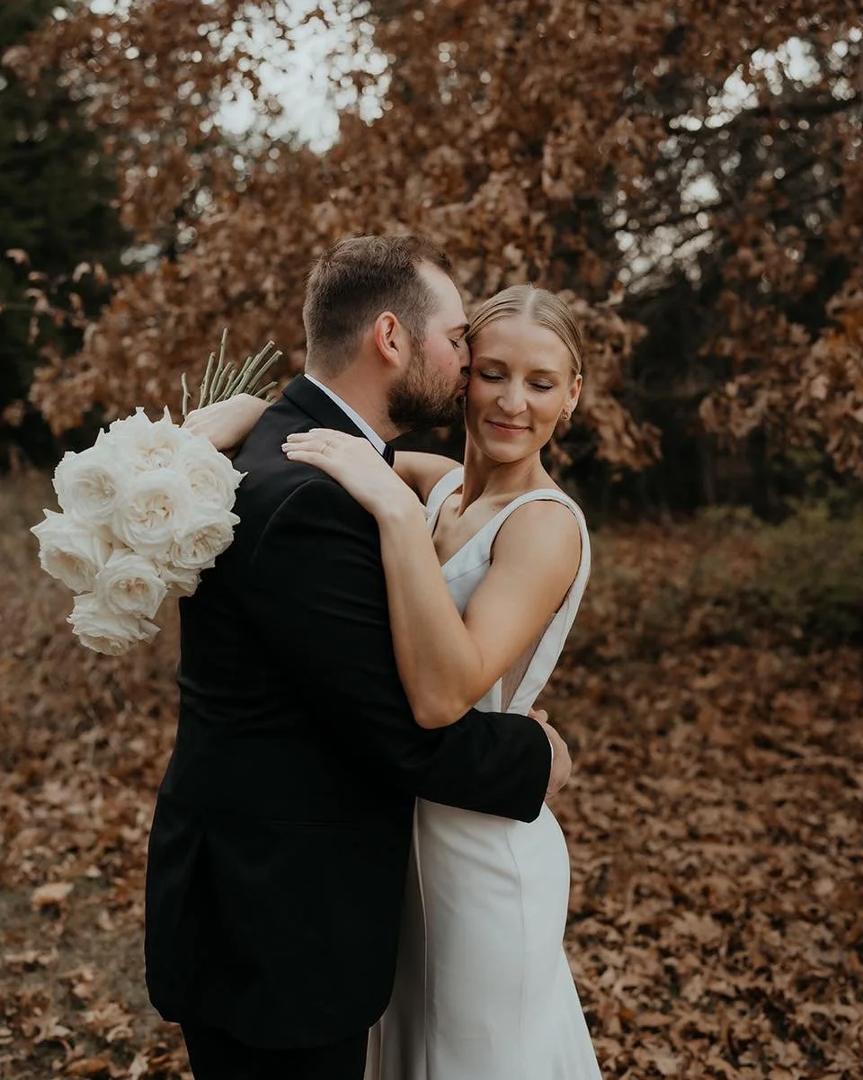 Nothing better than a classic white rose and a clean black suit 🤍🖤

📸: @hunternlangphoto 

#EventVenue #WeddingVenue #Venuelnspiration #SpecialEvents #ElegantVenues #VenueGoals #WeddingDreams #RusticWeddingVenue #LuxuryWeddings #WeddingPlanning #S