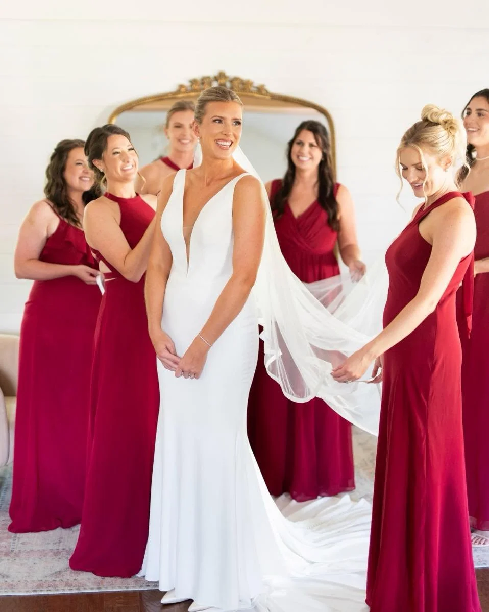 Cue the Mariah Carey &mdash; it&rsquo;s time for Holiday weddings &amp; color palettes 🎄&hearts;️

📸: @katespencerphotos 

#EventVenue #WeddingVenue #Venuelnspiration #SpecialEvents #ElegantVenues #VenueGoals #WeddingDreams #RusticWeddingVenue #Lux