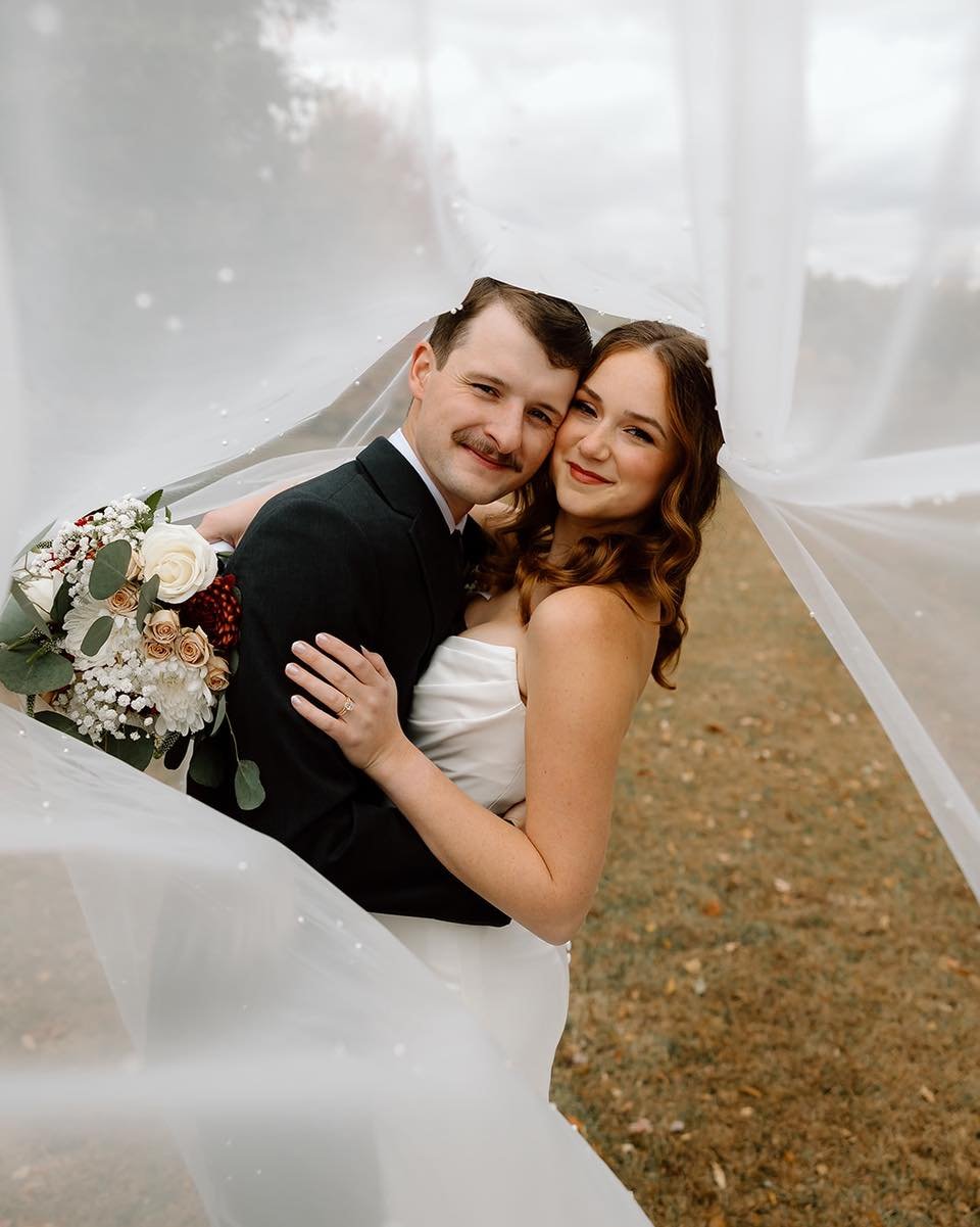 Cheers to these cute newlyweds 🥂 Haleigh + Logan, we loved hosting your big day! Congratulations✨

📸: @ericamatlockphoto 

#EventVenue #WeddingVenue #Venuelnspiration #SpecialEvents #ElegantVenues #VenueGoals #WeddingDreams #RusticWeddingVenue #Lux