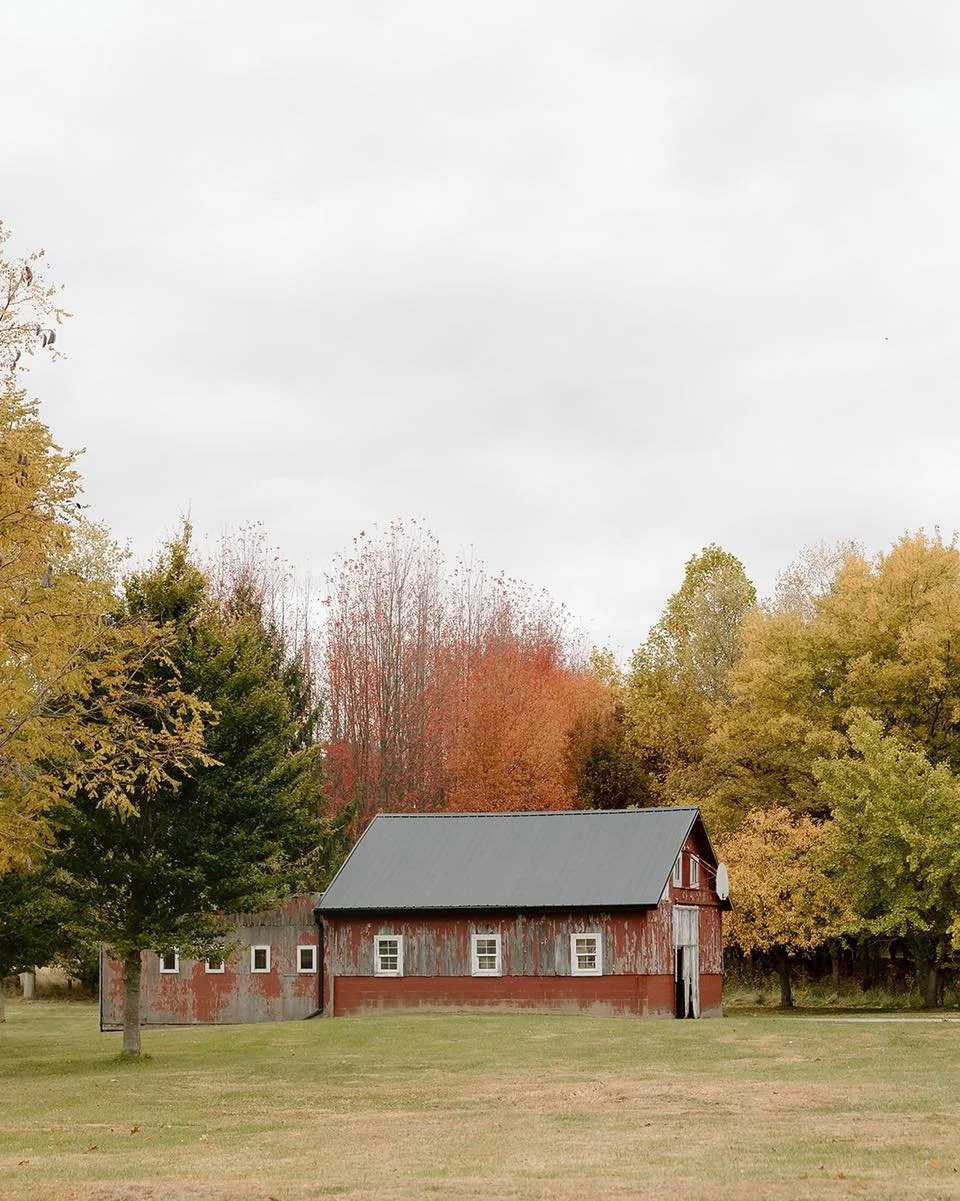 The quiet charm of the Hesed House property never gets old&mdash;2026 dates are almost gone, reach out now to book your big day 💍

📸: @ericamatlockphoto 

#EventVenue #WeddingVenue #Venuelnspiration #SpecialEvents #ElegantVenues #VenueGoals #Weddin
