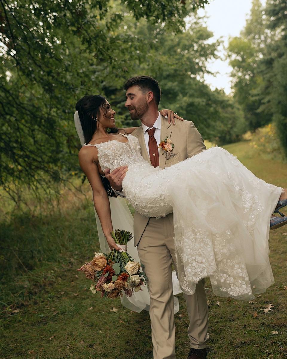 To the stunning newlyweds, Kory + Iris! ✨ We were blessed to be apart of your beautiful big day!

📸: @zimmermanphotography__ 

#EventVenue #WeddingVenue #Venuelnspiration #SpecialEvents #ElegantVenues #VenueGoals #WeddingDreams #RusticWeddingVenue #