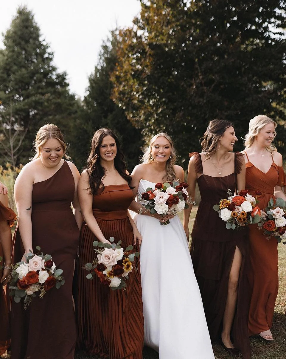 Stunning bridal party &mdash; we loving this deep red and orange palette for inspo &hearts;️

📸: @kaileemariephotography 

#EventVenue #WeddingVenue #Venuelnspiration #SpecialEvents #ElegantVenues #VenueGoals #WeddingDreams #RusticWeddingVenue #Luxu