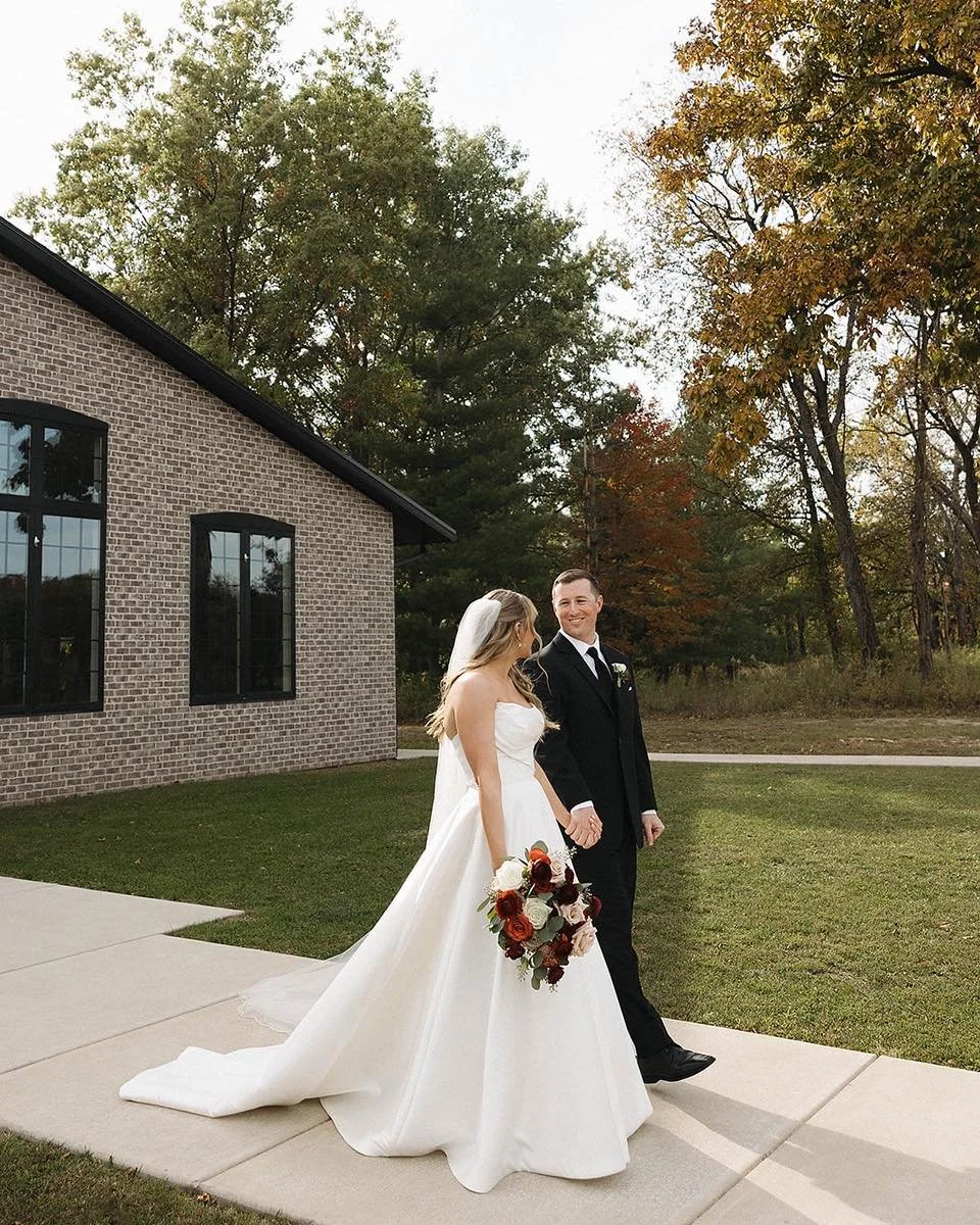A stunning couple with a beautiful backdrop 🤍 We will never stop obsessing over the beautiful weddings and events we get to host! 

📸: @kaileemariephotography 

#EventVenue #WeddingVenue #Venuelnspiration #SpecialEvents #ElegantVenues #VenueGoals #