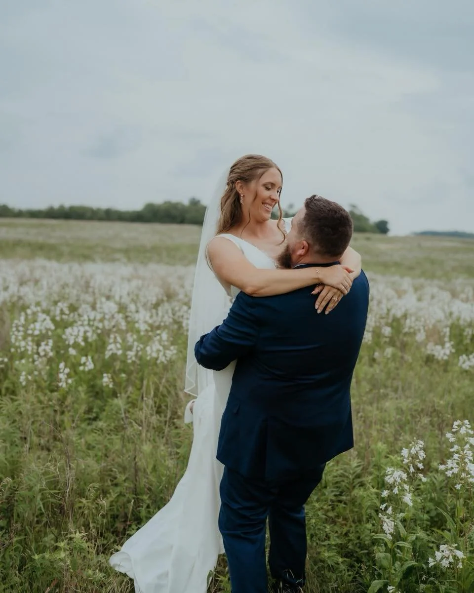 It&rsquo;s always a good idea to shoot in a wildflower field 🌼 We love our beautiful property and this stunning field of flowers that pops up in the spring! 

📸: @hunternlangphoto 

#EventVenue #WeddingVenue #Venuelnspiration #SpecialEvents #Elegan