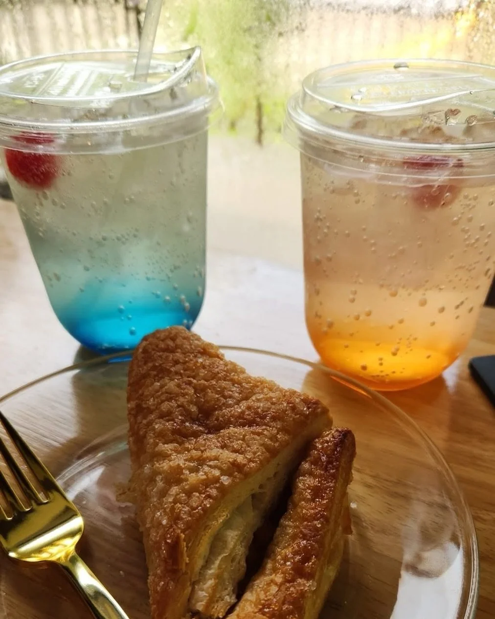 You don&rsquo;t drink coffee but want to try Sunbury Coffee Bar? Come on! We have something for you too. Right now this Dirty Soda Wata and Apple Turnover is looking like a treat you need. 

📸 Robin Tiner