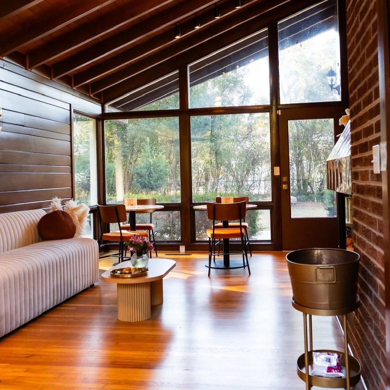 Our living room is waiting for you to come make yourself at home. ✨ From meetups to coworking to coffee dates to play dates, Sunbury Coffee Bar is the perfect place to gather. 

📸 @allthingzbee 

#SunburyCoffeeBar