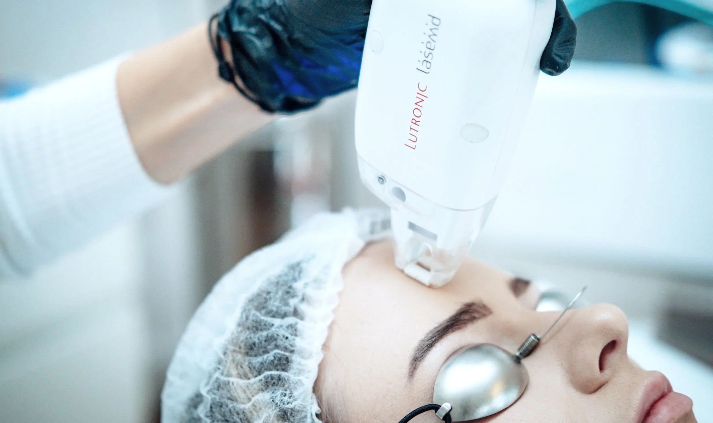 Eine Frau erhält eine kosmetische Behandlung mit LaseMD Thulium Laser.