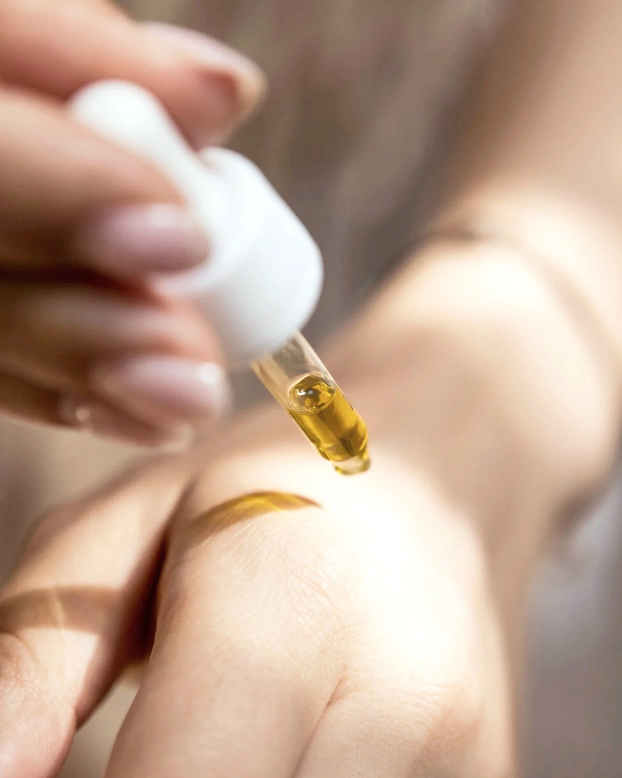 Frau erhält BabyBotox Behandlung. 