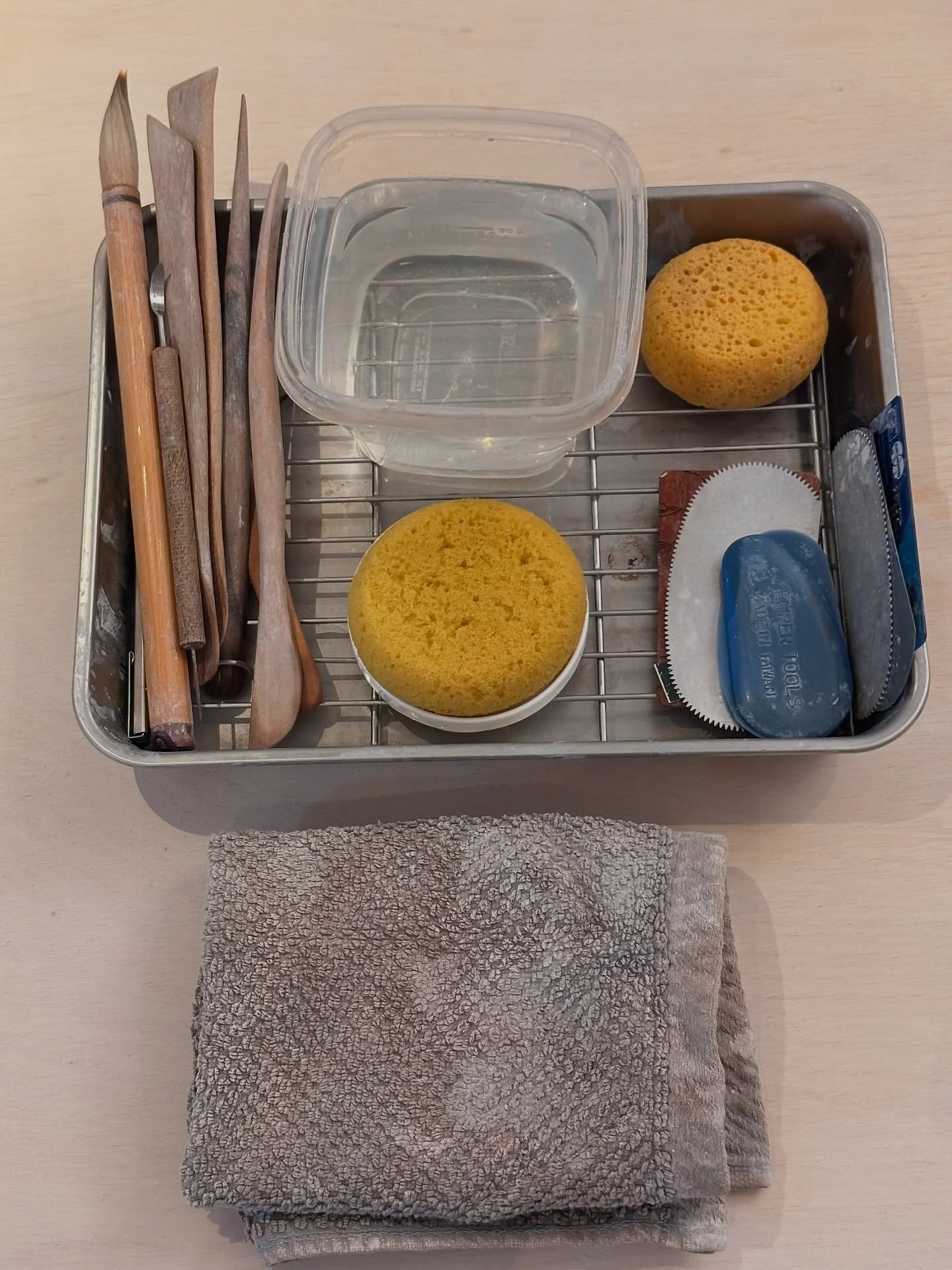 It&rsquo;s been about 25 years since my very first pottery class.
After exploring many paths, I feel I&rsquo;ve finally found my own style.
All I truly need now are these minimal tools &mdash; and my hands.
The simplest way is often the most fulfilli