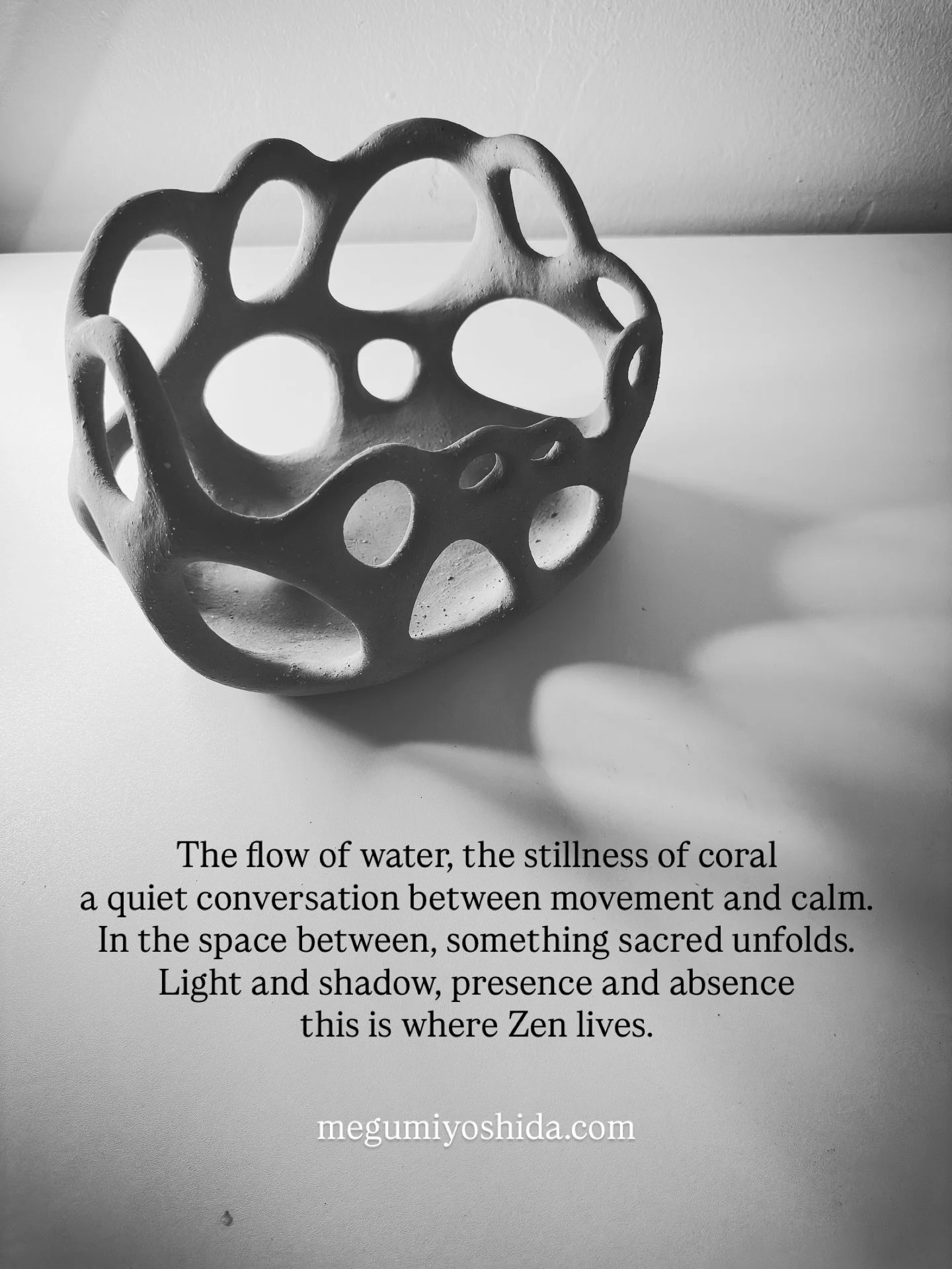 The flow of water, the stillness of coral, 
a quiet conversation between movement and calm.
In the space between, something sacred unfolds.
Light and shadow, presence and absence,
this is where Zen lives.

水の流れと珊瑚の静寂、
動と静がそっと語り合う。
そのあわいに、神聖な何かが生まれる。
