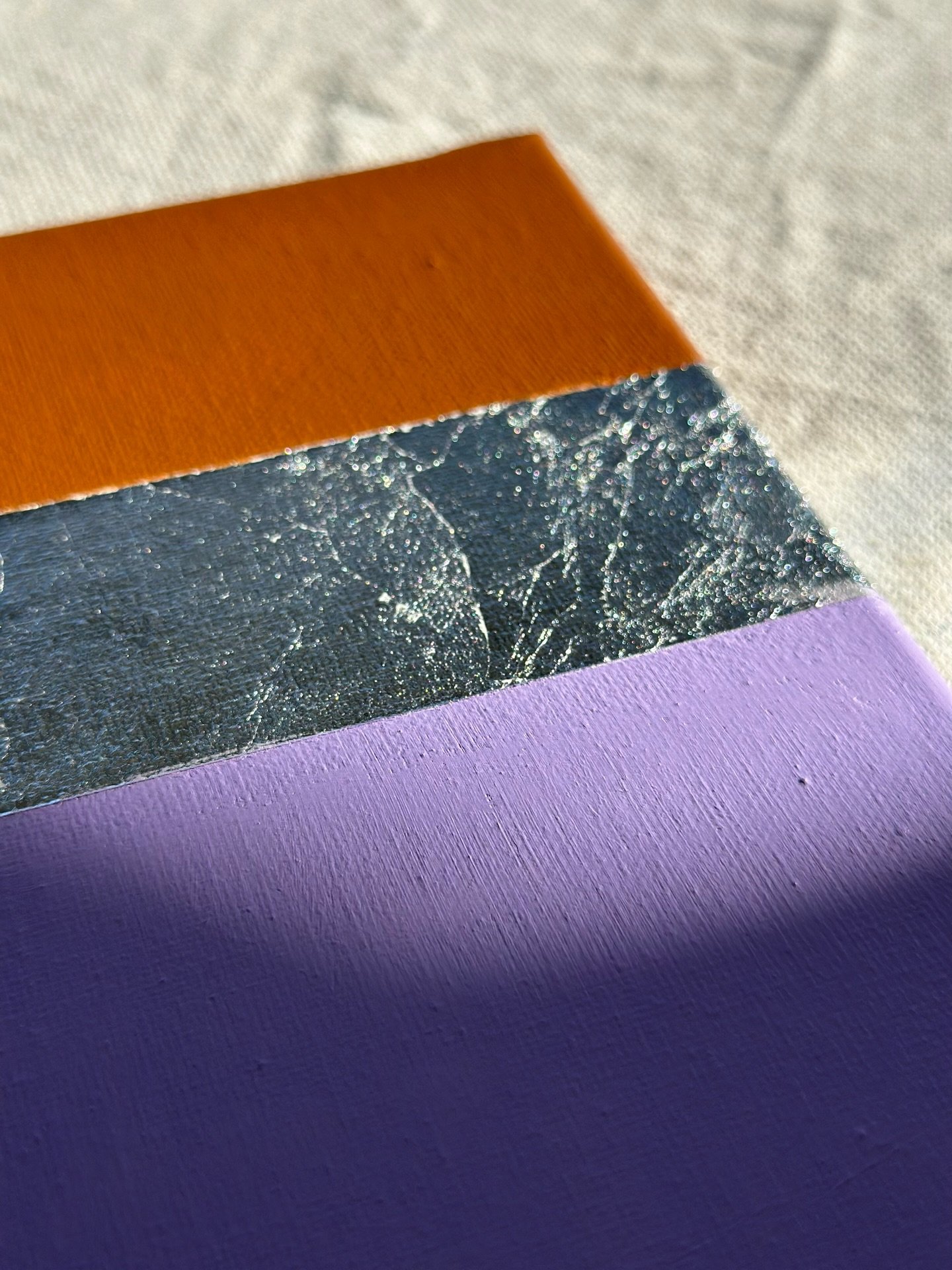 Light reveals what perfection hides.
Subtle cracks, uneven textures, quiet reflections&mdash;
it is the unintended details that complete the work.

Beauty lives in imperfection.
Wabi-sabi.