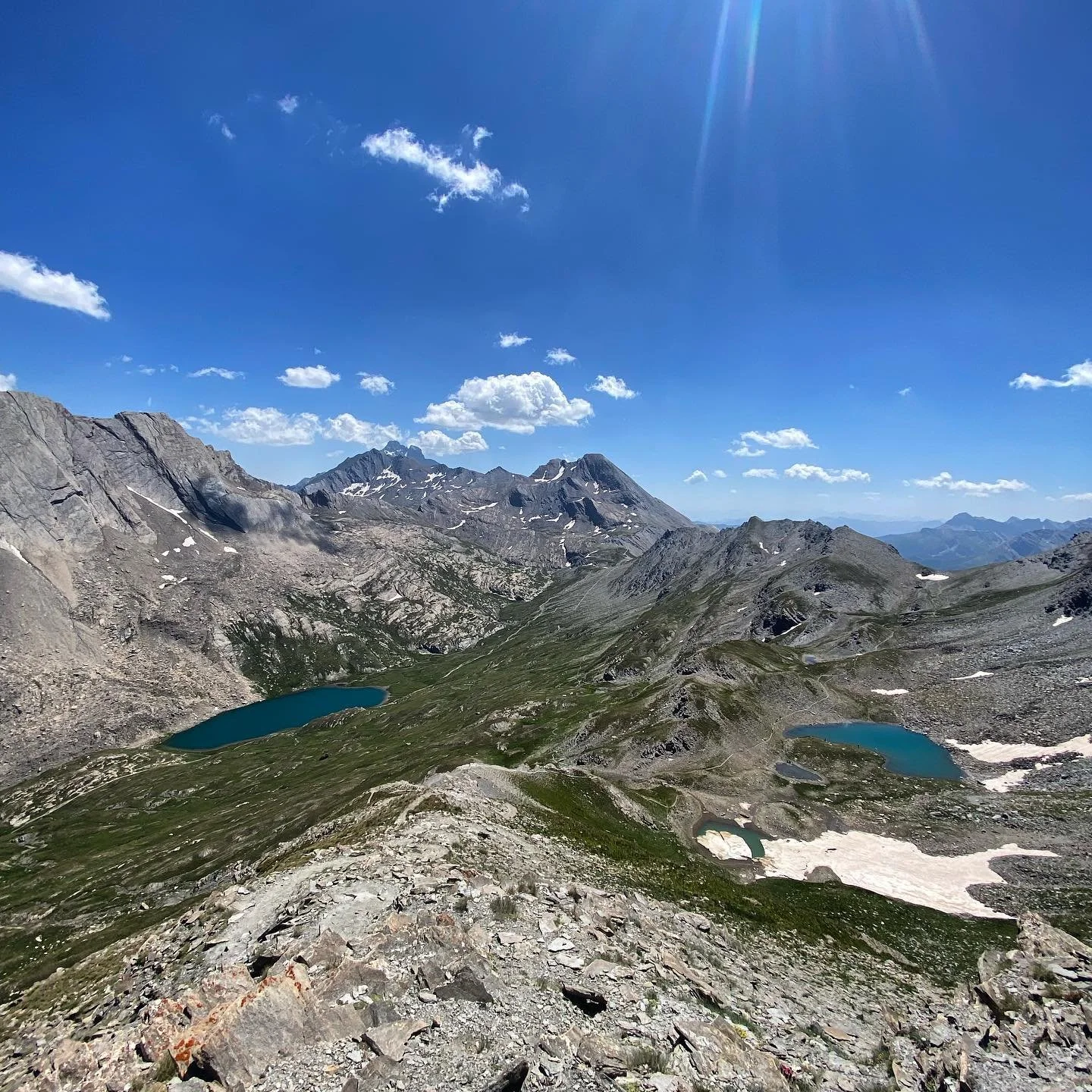 La joie de vivre ces instants privil&eacute;gi&eacute;s, perch&eacute; dans une contr&eacute;e o&ugrave; la montagne est pure, o&ugrave; la montagne est belle. ☀️⛰️🏡🙂 #lequeyras #queyras #montagne #hautesalpes