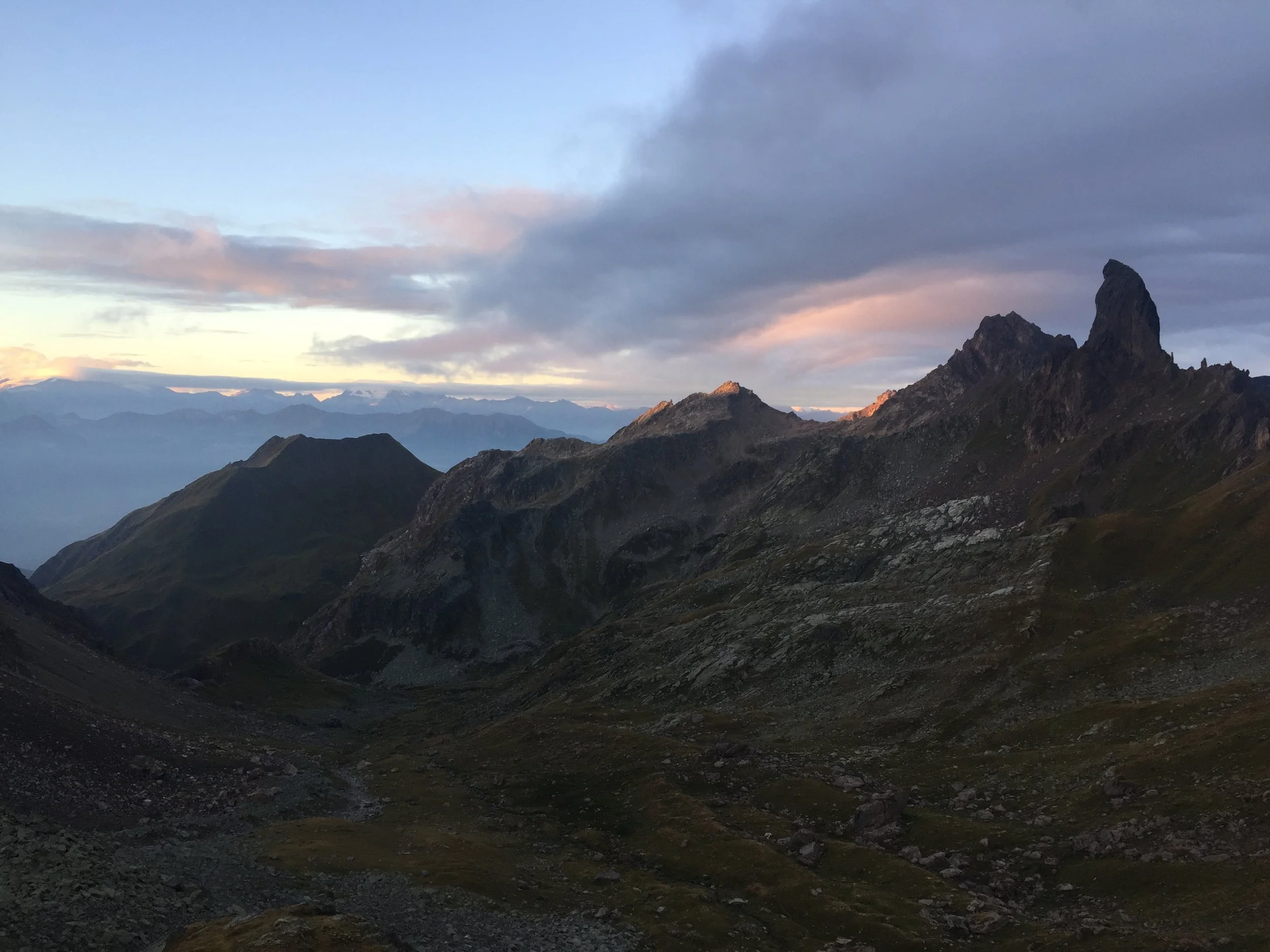 Vue sur la Pierra Menta à l'aube