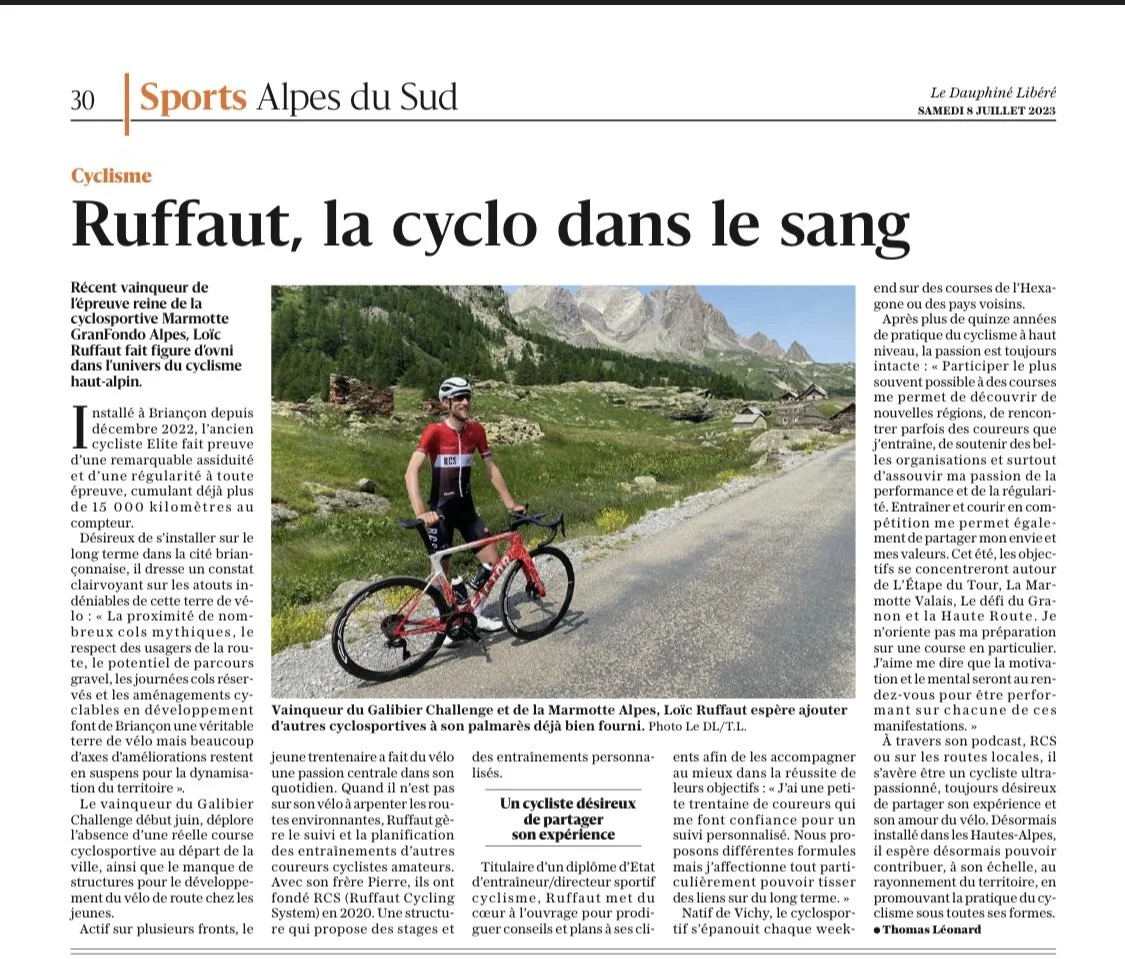 Page de journal avec article sur le cyclisme, incluant une photo d'un cycliste avec un vélo en montagne dans les Alpes du Sud.