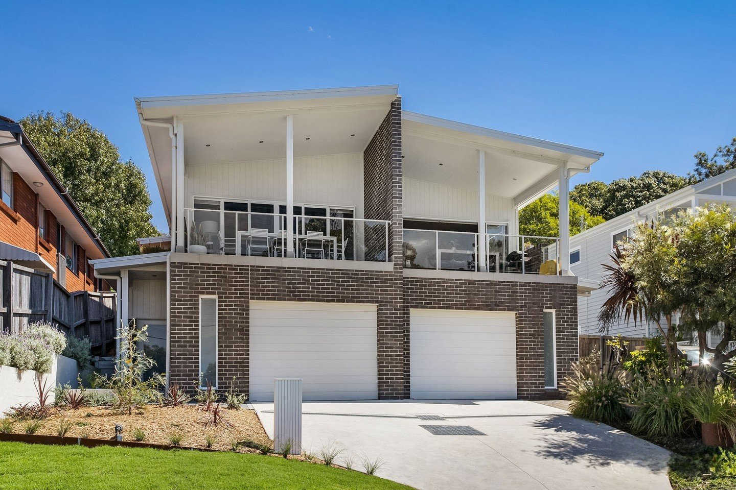 For Sale | 2A Church Street, Thirroul 
3 Bed | 2 Bath | 1 Car 

Positioned in an enviable setting in the heart of vibrant Thirroul, this contemporary Torrens Title duplex captures breathtaking ocean vistas from its light-filled open plan living space