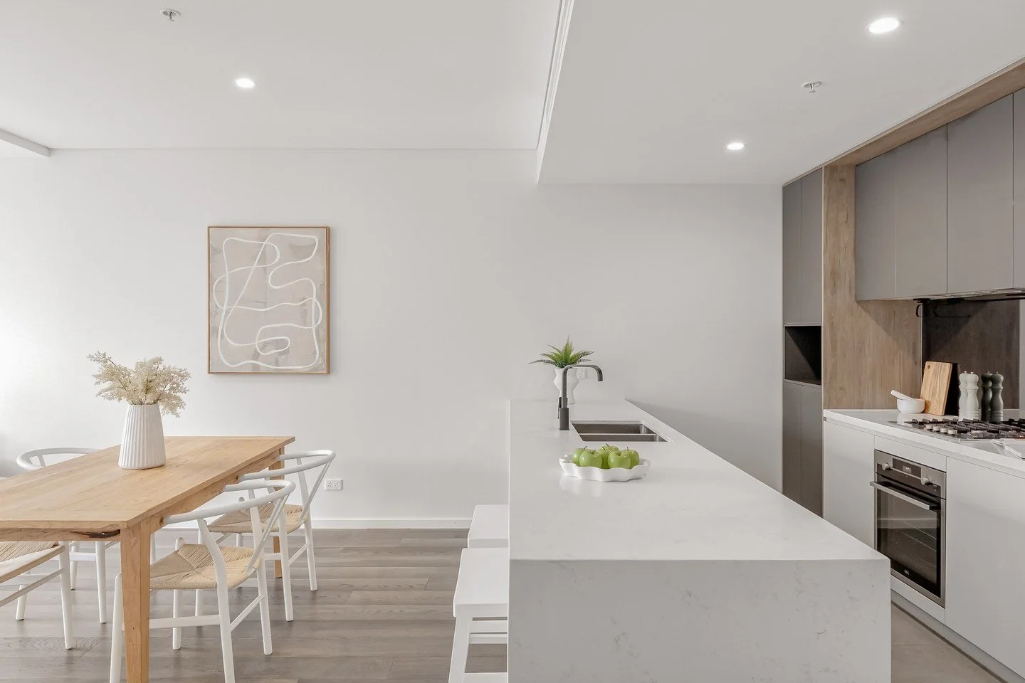 For Sale | 1004/38 Atchison Street, Wollongong 
Price Guide $770,000 - $830,000
2 Bed | 2 Bath | 1 Car 

Situated on the 10th floor of the architecturally designed AIRE complex, Unit 1004 offers an exceptional apartment lifestyle. This east-facing re