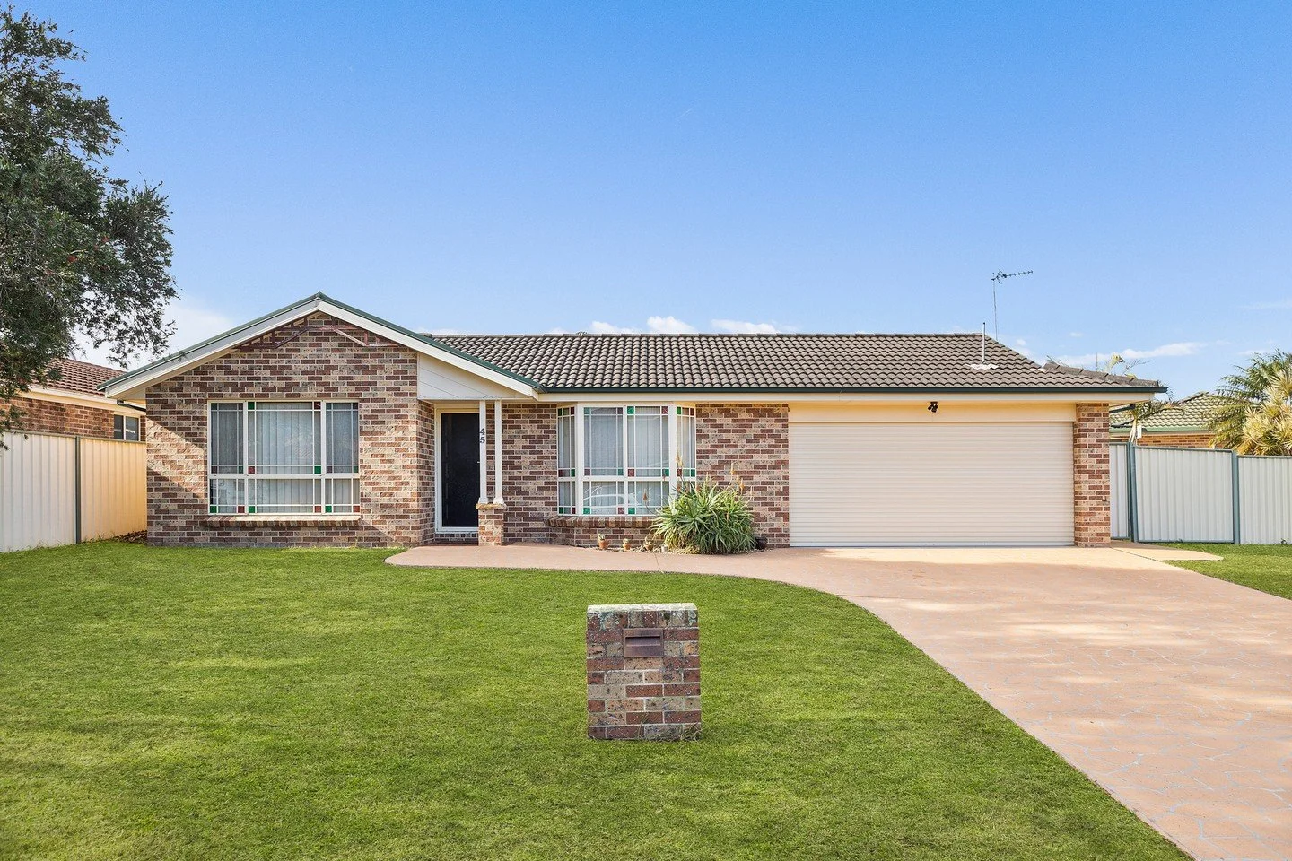 Just Listed | 45 Sunnybank Crescent, Horsley 
Price Guide $900,000
3 Bed | 1 Bath | 2 Car 

Nestled in the peaceful and highly sought-after Sunnybank Crescent, this well-positioned single-level home is set on a generous 563m2 level block, featuring h