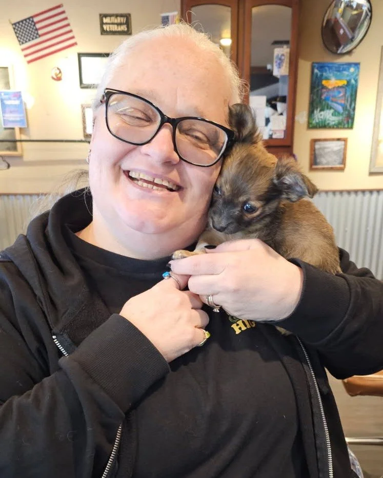 Penny delivering our signature excellent service to a visitor from Idaho! Photo by our very own Alex - @alex.likes.plants Happy Friday everybody!