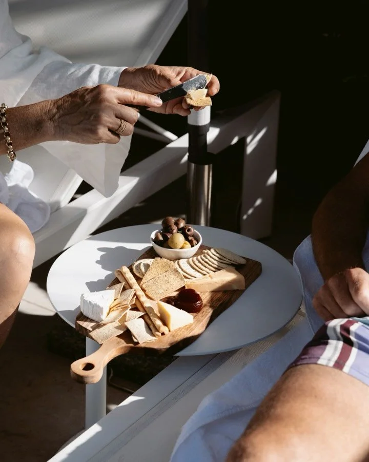 Unhurried poolside days, now with something extra.
Fresh fruit platters, charcuterie boards and drinks served by the pool, from champagne to simple cocktails.
Because some afternoons are meant to linger.