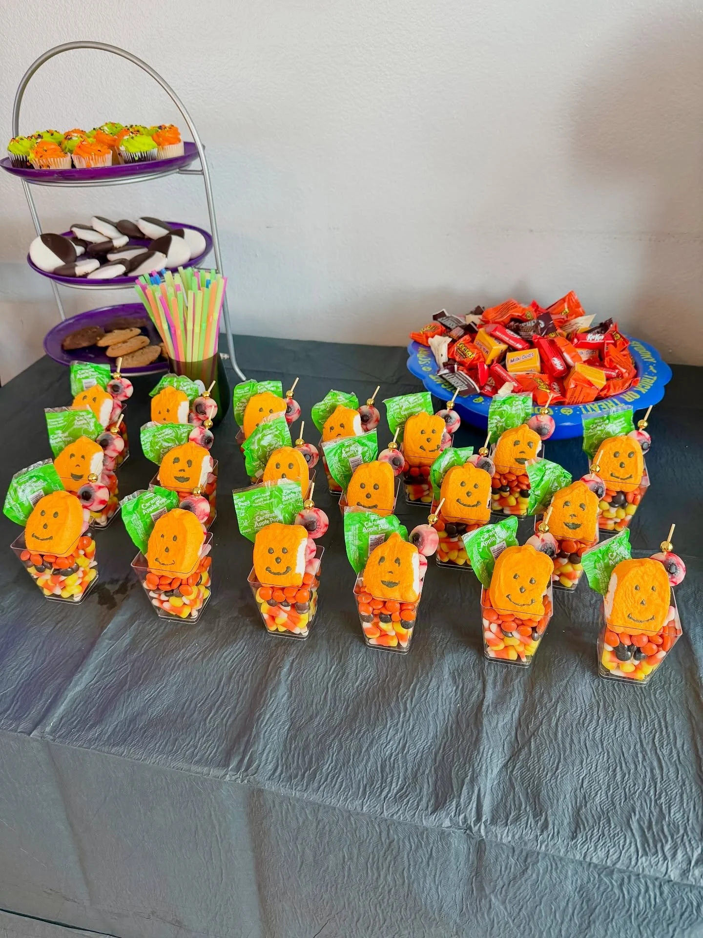 We had way too much fun making these spooky candy cups for a team Halloween party 👻🍭

Each one was stacked with candy corn, Reese&rsquo;s Pieces, gummy skewers, and a smiling pumpkin Peep, the perfect mix of festive and frightful!

A little differe