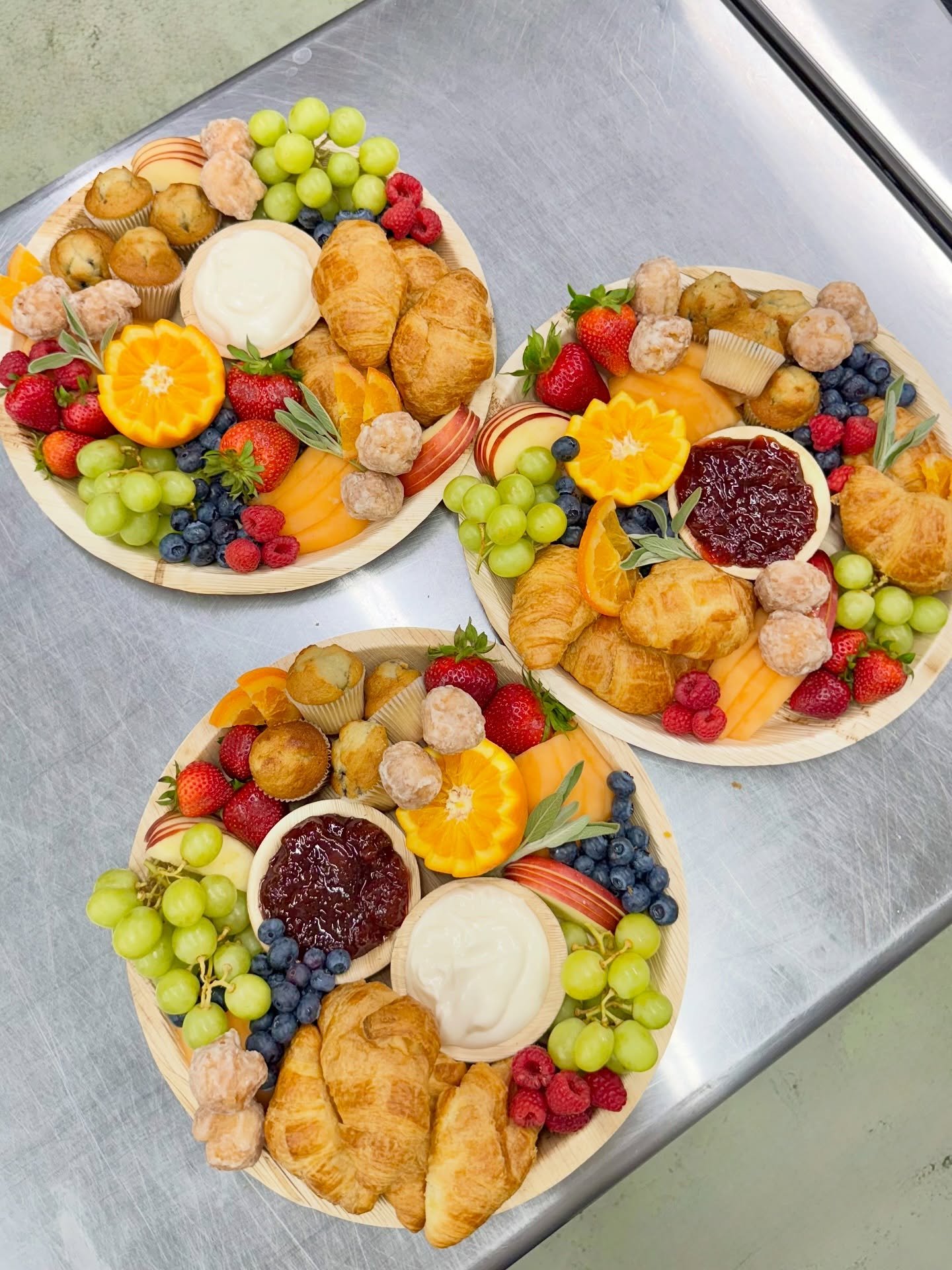 Brunch boards were made for slow mornings and sunny get-togethers ☕️☀️. 

Perfect for team meetings, bridal showers, or those lazy Sundays when you want something beautiful on the table without lifting a finger. Fresh fruit, morning pastries, and swe