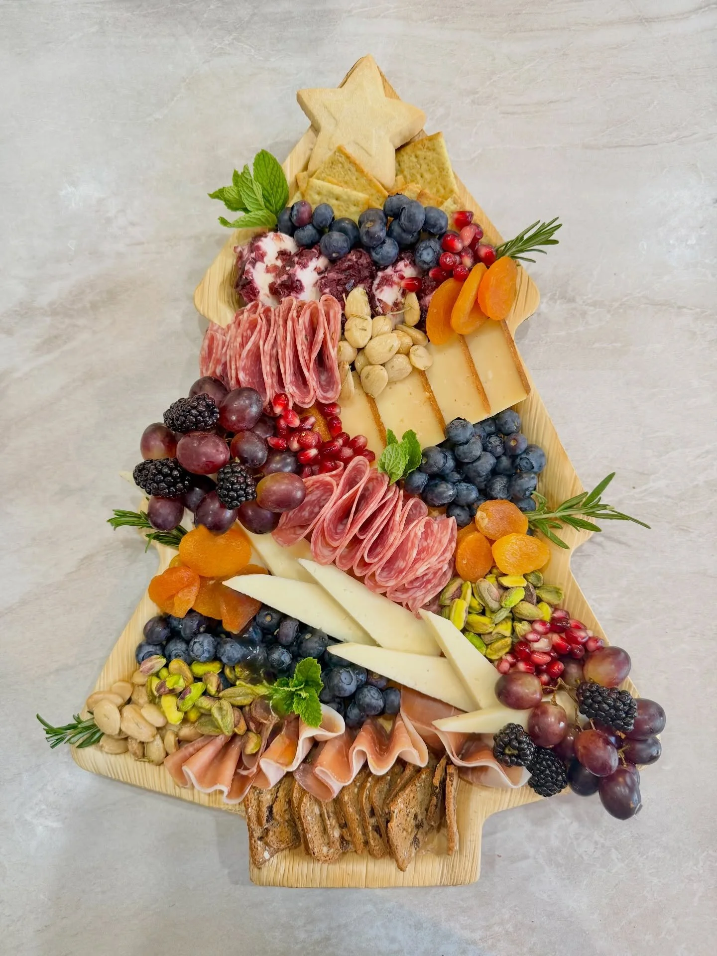 Wrapping up the Christmas season the best way we know how&hellip; with one last Christmas tree board 🎄🧀

📍Las Vegas | Visit cheesensnackerslv.com to inquire
.
.
.
#charcuterie #charcuterieboard #cheeseboard #newyearseve #vegaslocals