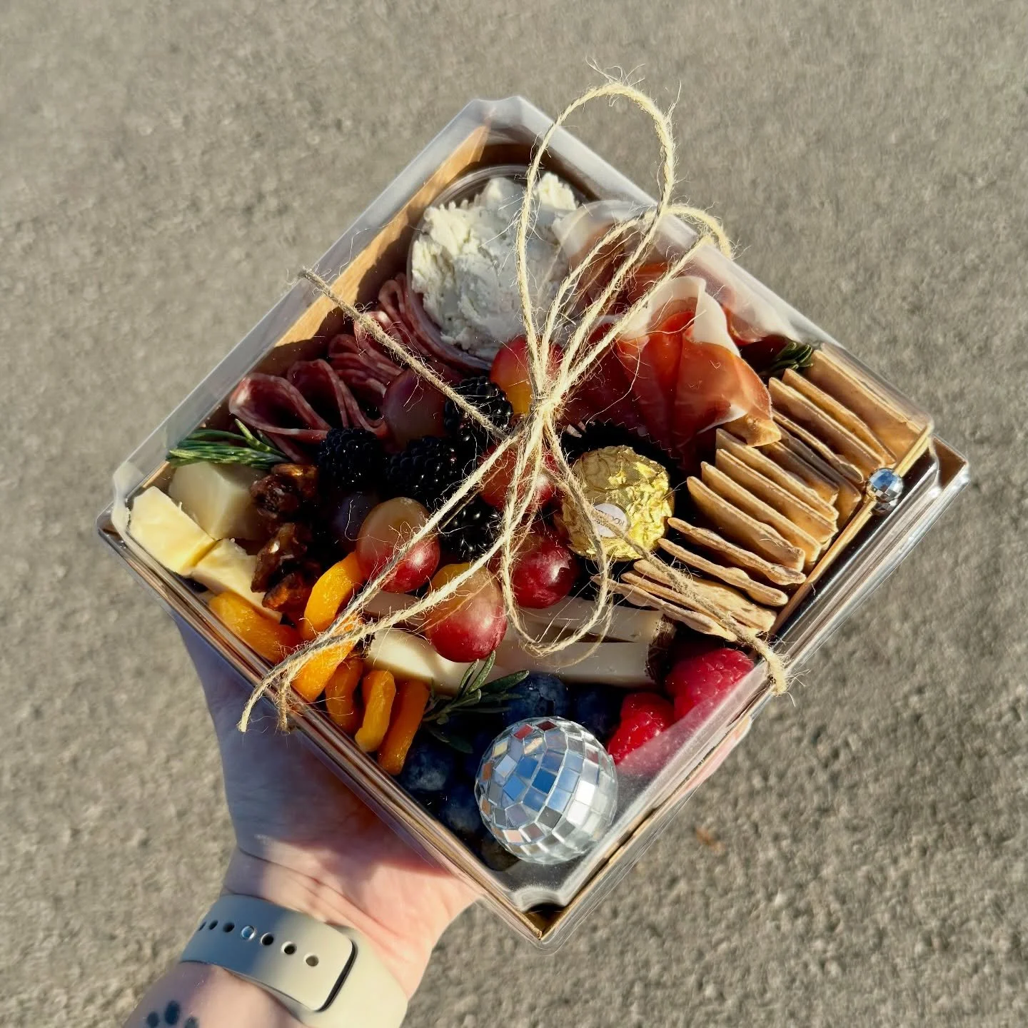 Hosting plans? We&rsquo;ve got the board covered 🧀🥂
Open and serving on New Year&rsquo;s Eve and New Year&rsquo;s Day.

📍Las Vegas | Visit cheesensnackerslv.com to inquire
.
.
.
#charcuterie #charcuterieboard #cheeseboard #newyearseve #vegaslocals