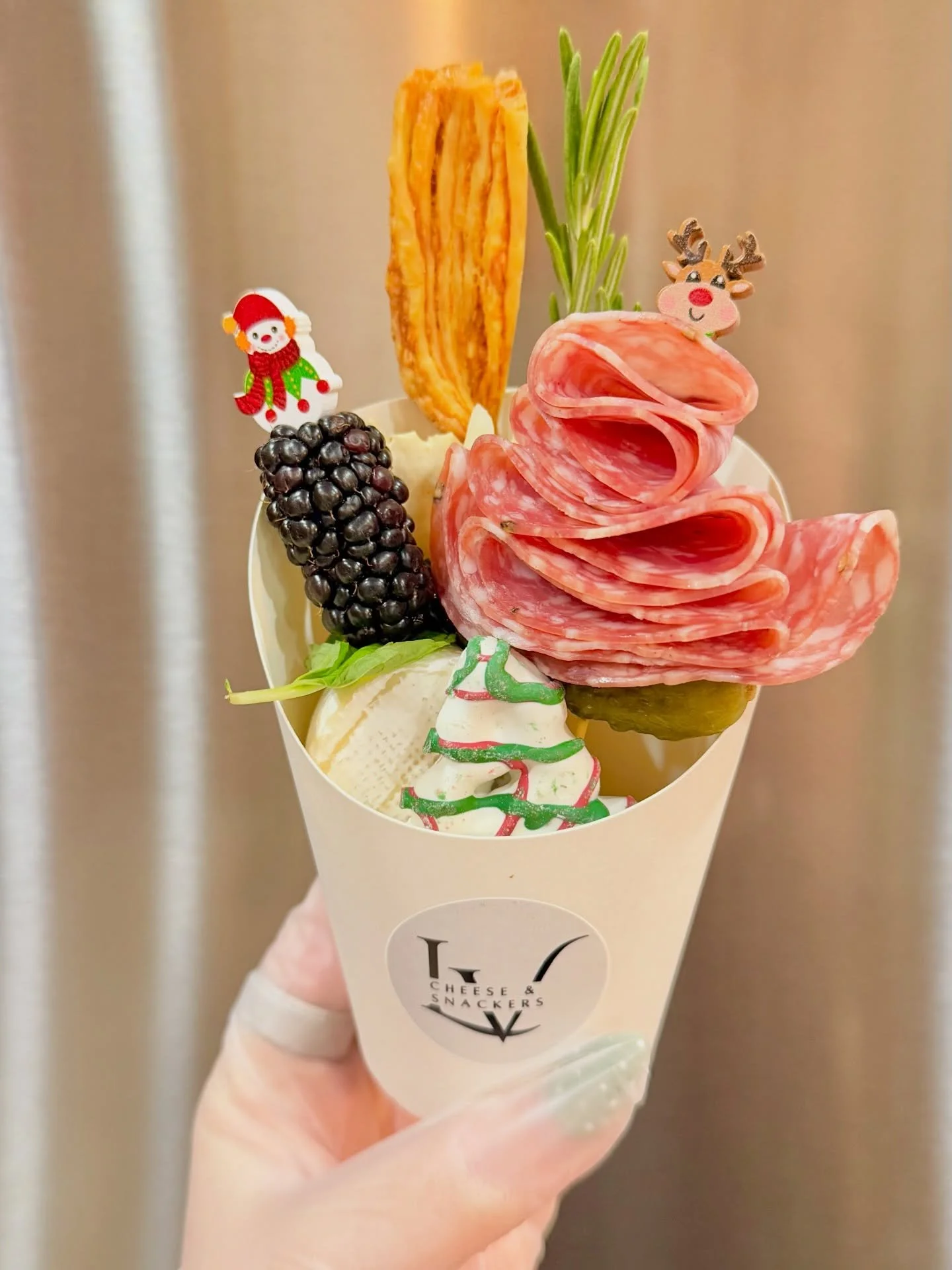 Christmas may be over, but these festive charcuterie cups deserved their moment 🎄

Tree-shaped salame, Christmas picks, and a tree pretzel made the cutest little snack cups.

Ask us about holiday or color customization options when placing your orde