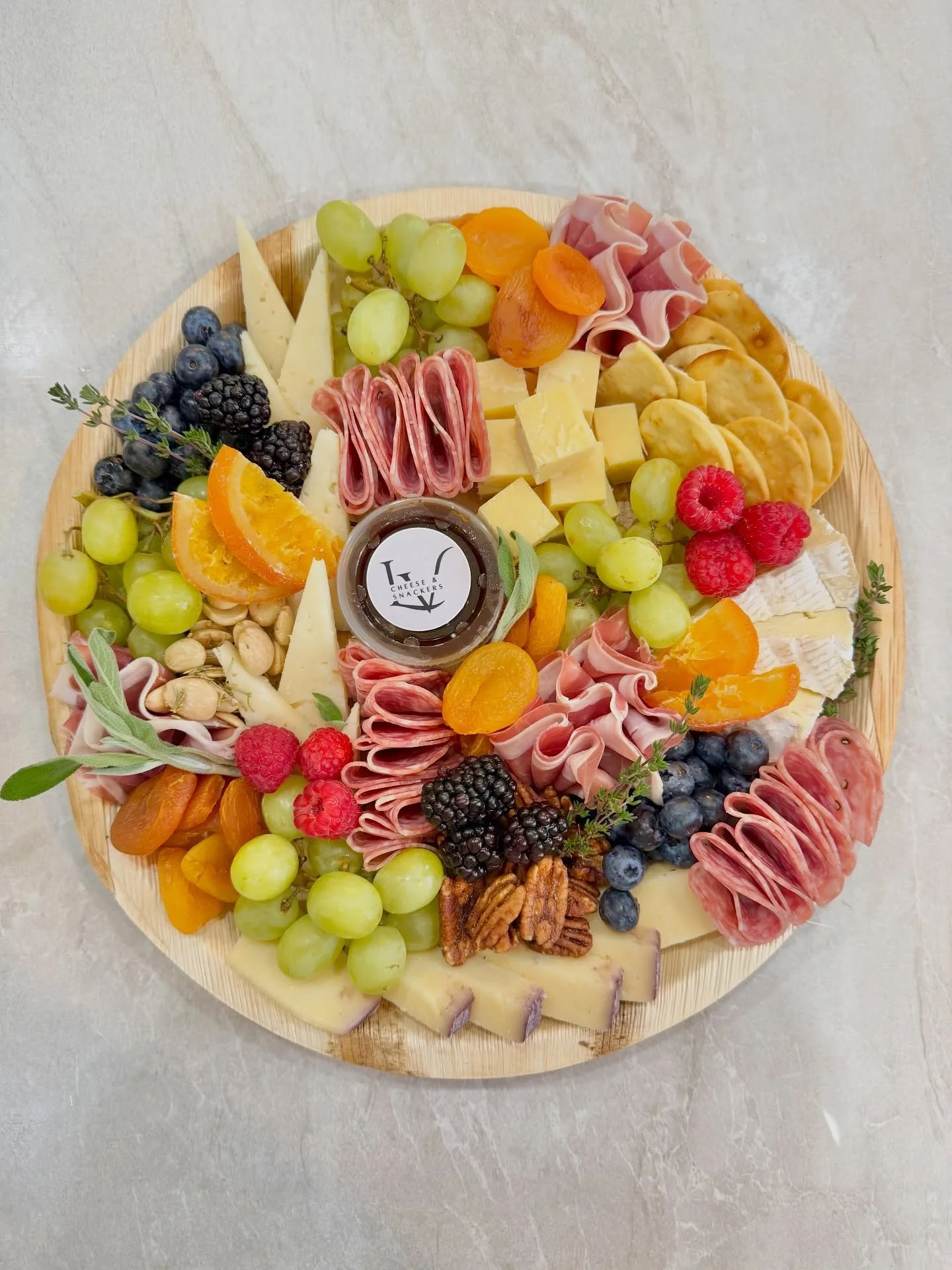 The kind of board that disappears fast. 🧀

📍Las Vegas | Visit cheesensnackerslv.com to inquire
.
.
.
#charcuterie #charcuterieboard #grazingtable #vegaslocals #vegaseats