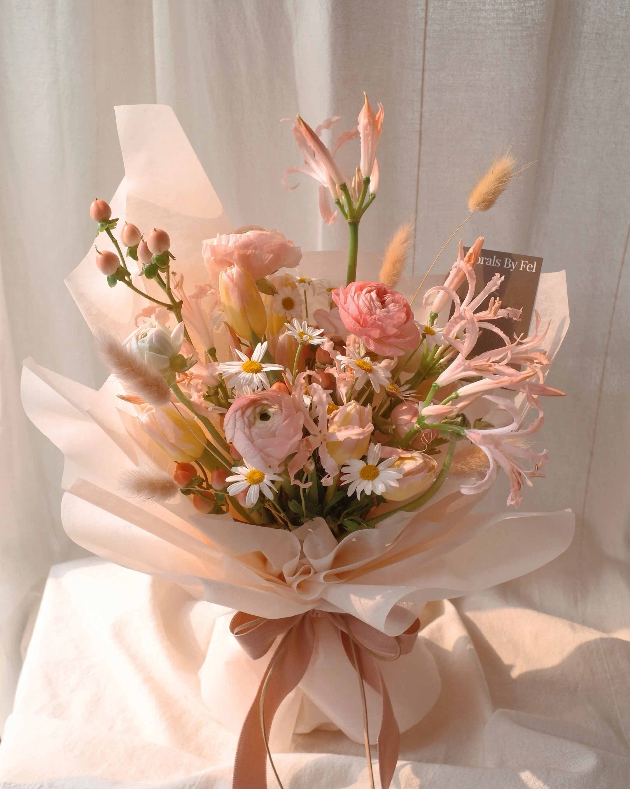 The nerines!!! 🌸 Those delicate, curly petals and the way they dance out of the bouquet 🥹

Paired with ranunculus, daisies, berries &amp; bunny tails for a soft, garden-y bouquet with a little bit of whimsy.