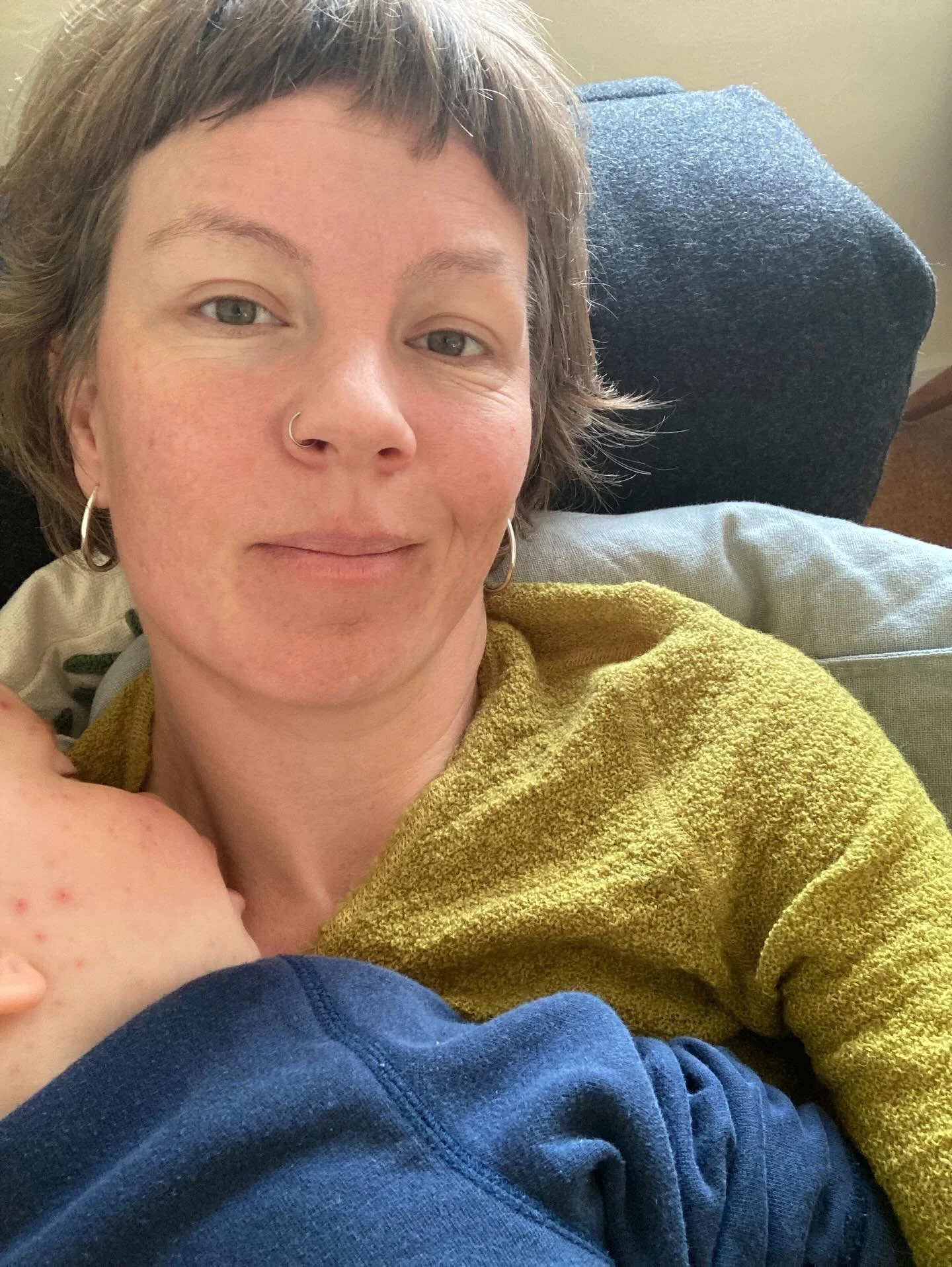 Omsorg er ogs&aring; arbejde.

Og et k&aelig;mpe bidrag til, at vores samfund kan h&aelig;nge sammen.

Det husker jeg mig selv p&aring; i dag, hvor jeg igen er hjemme med et sygt barn, og den nagende f&oslash;lelse af &ldquo;hvad f&aring;r du egentli