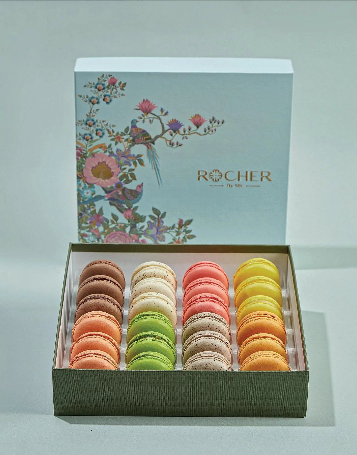 A canvas of floral patterns and pastel hues awaits you! Enjoy the beauty of life with Rocher!

لوحةٌ فنيةٌ مزينةٌ بأبهى الزهارف والألوان الهادئة بانتظاركم! استمتعوا بجمال الحياة مع روشيه!