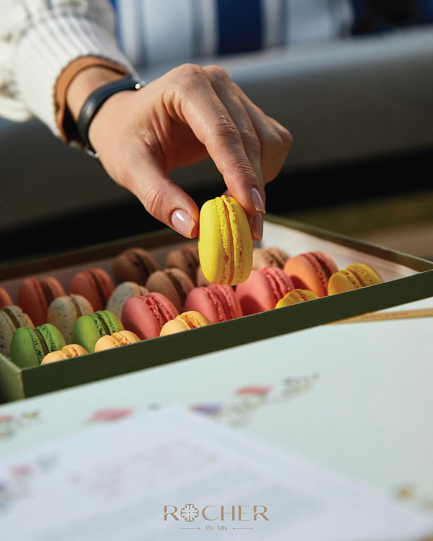 ✨ خلّوا لحظاتكم أحلى مع روشيه! لكل ذكرى مميزة حلوى تزيدها لمعانًا وجمالًا 🩵
✨ Make every moment sweeter with Rocher! A delightful treat that adds sparkle to every occasion!