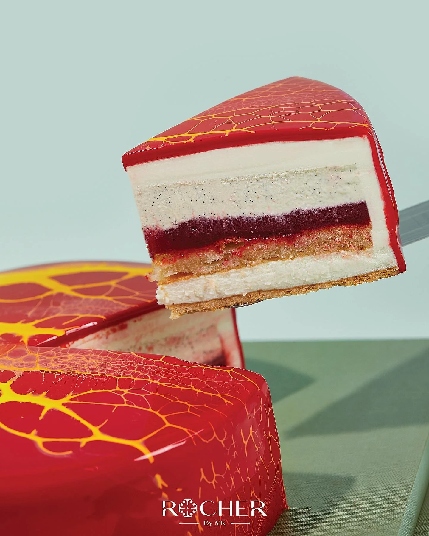 لعشاق كل جديد ومميّز، اطلبوا كيكة كريمزون يوزو كراون من روشيه، واستمتعوا بمزيجٍ منعشٍ من موس التوت وفاكهة اليوزو! &hearts;️

For those who crave something fresh and unique, order Rocher&rsquo;s Crimson Yuzu Crown cake and savor a vibrant blend of ras