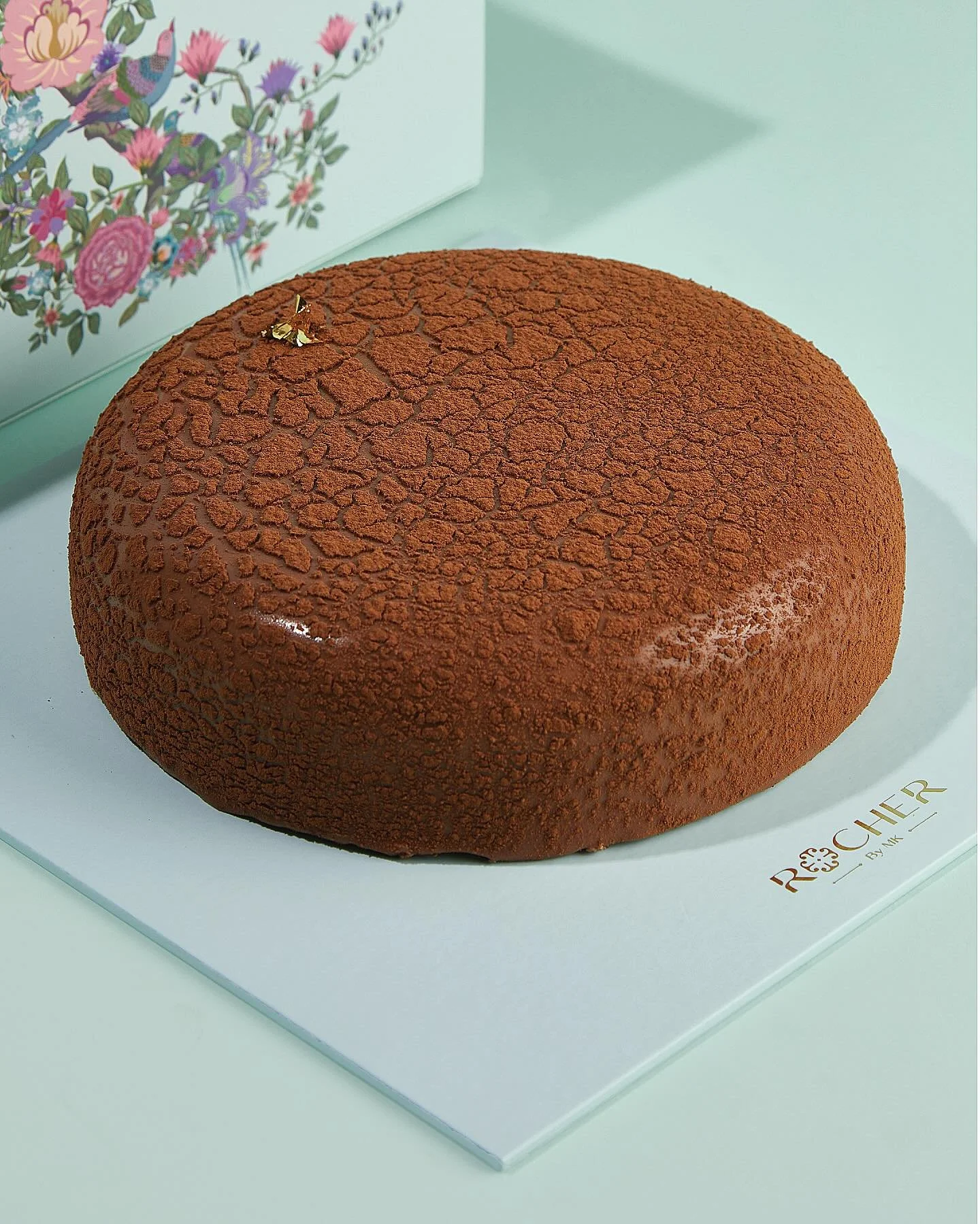 تحفة روشيه الفاخرة&hellip; طبقاتٌ من الشوكولا والبندق بنعومةٍ تكاد تذوب، وفخامةٍ تليق بأذواقٍ لا ترضى إلا بالتميّز! 🩵

Roché Luxury Delight&hellip; silky layers of chocolate and hazelnut crafted for those who appreciate true elegance! ✨