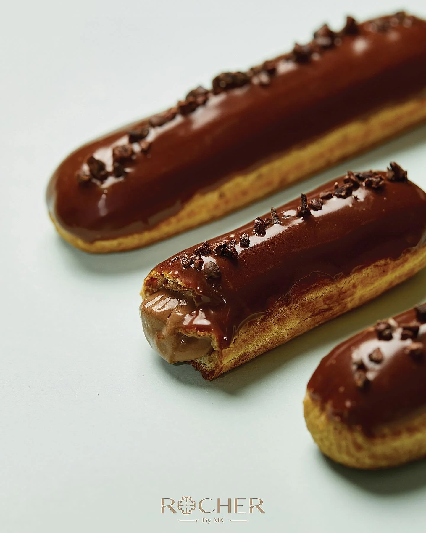 متعةٌ يستحيل مقاومتها!
سيجنشر 55&hellip; تلاقٍ بين فخامة الشوكولا وأناقة المذاق.
تحفةٌ صُنعت لتأسر حواسكم! 🤎
An indulgence you can&rsquo;t say no to!
Signature 55, where rich chocolate meets pure elegance.
A masterpiece crafted to captivate your sen