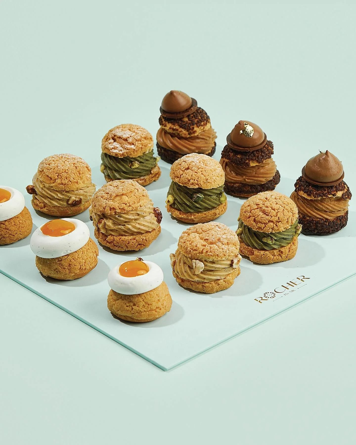 تشكيلة البروفيترول&hellip;
جرّبوا النكهات الأربع في علبة واحدة من 12 قطعة، الخيار الأمثل للدلال ومشاركة أجمل اللحظات مع من تحبّون 🤍

Profiterole Collection&hellip;
Experience all four flavors in a box of 12 profiteroles &mdash; perfect for indulgenc