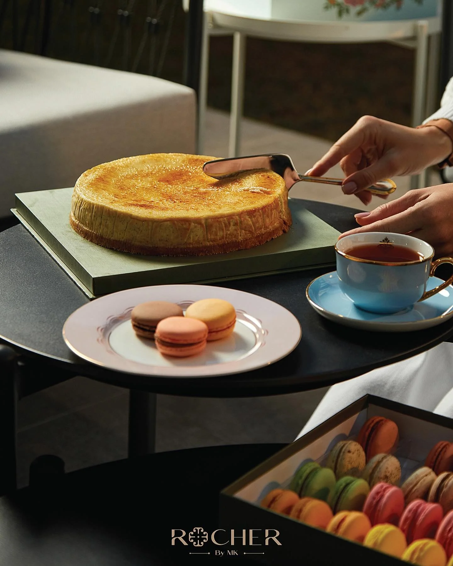 لا شيء يضاهي دفء اللحظات حين يجتمع الأصدقاء على نكهات روشيه الفاخرة من الكيك والماكرون 🩵
Nothing compares to warm moments shared over Rocher&rsquo;s exquisite cakes and macarons 💜
