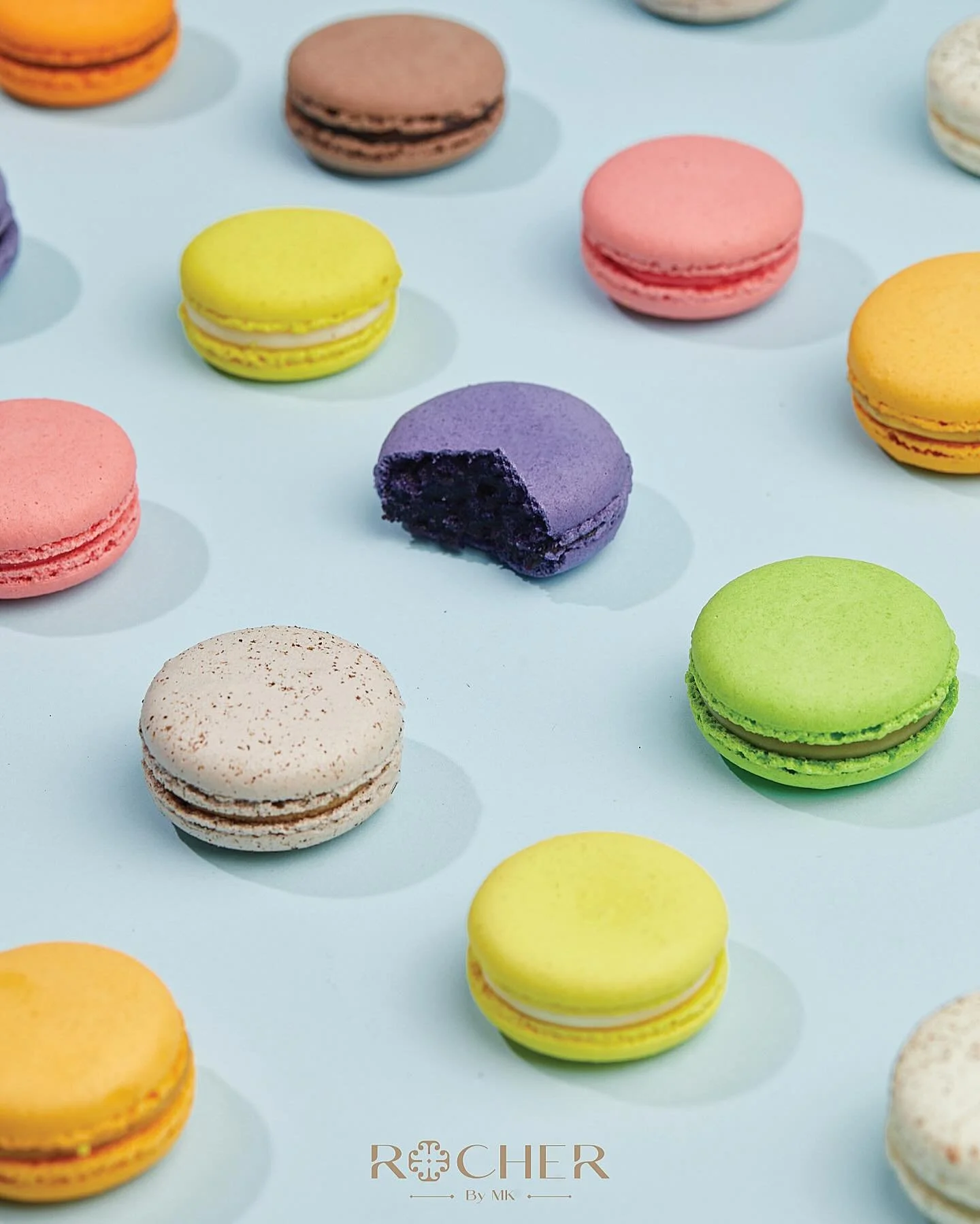 كقطعةٍ فنيةٍ تنبض بالأناقة، تتلألأ ماكرون روشيه بألوانها الآسرة وقوامها الرقيق، مُحضّرة بعناية فائقة من أجود المكوّنات وبنكهاتٍ تأسر الحواس. 🩵 تشكيلة فاخرة لكل ذوق&hellip; أي نكهة ستختارون؟

Like a living work of art, Rocher&rsquo;s macarons shine i