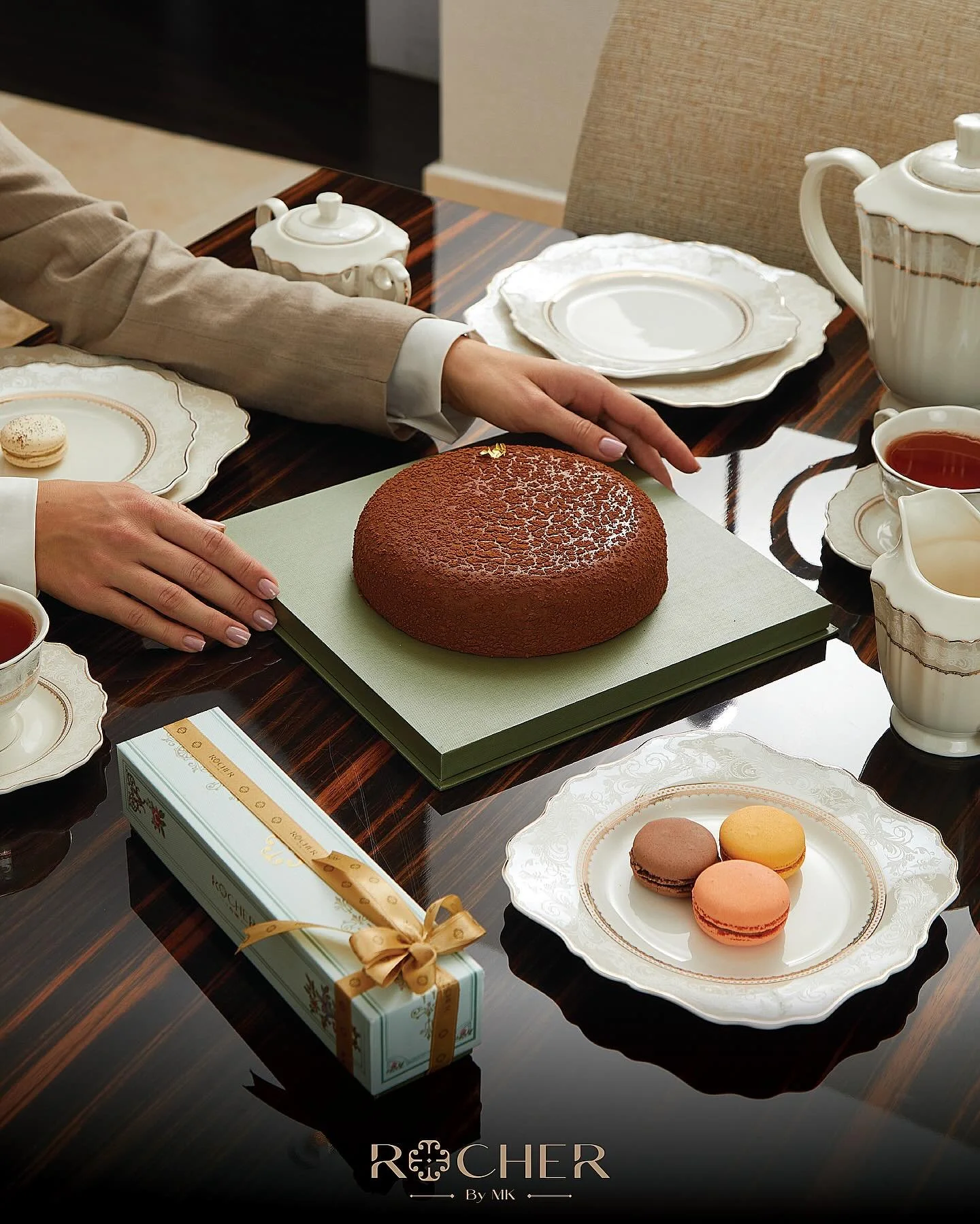 الطعم الذي يُجمع عليه الجميع! 🩵
استمتعوا بفخامة لا تُقاوَم مع كيكة الشوكولا بالبندق من روشيه&hellip; مزيج كلاسيكي يذوب عشقًا في كل قضمة!

The flavor everyone agrees on! 🩵
Indulge in the irresistible elegance of Rocher&rsquo;s Chocolate Hazelnut Cak