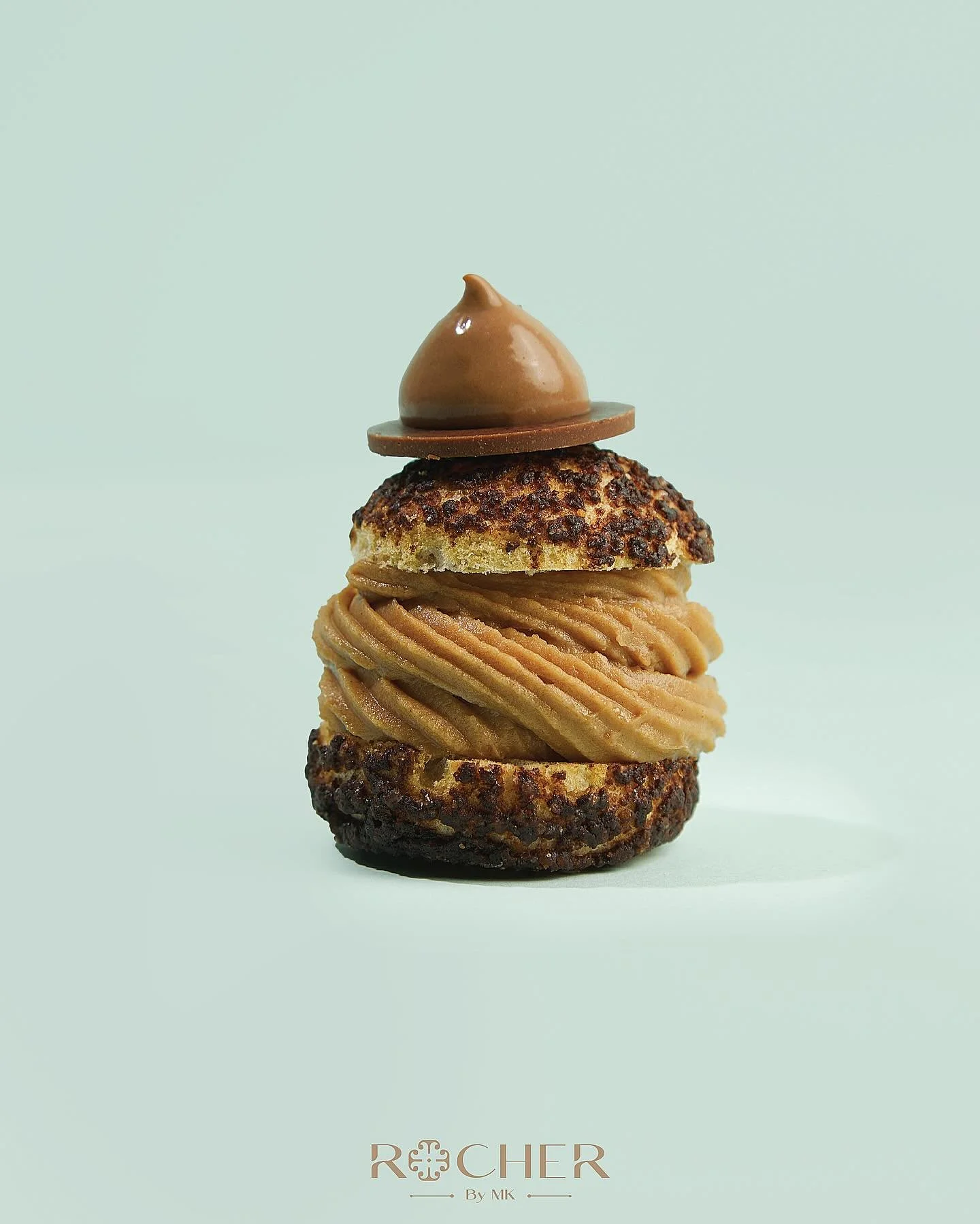 Citrus Gold Profiterole 💛
A golden choux filled with silky hazelnut chocolate, delicately infused with fresh orange notes &mdash; a refined balance where citrus brightness meets comforting warmth.

سيتروس چولد بروفيترول 🩵
عجينة شو ذهبية تحتضن شوكول