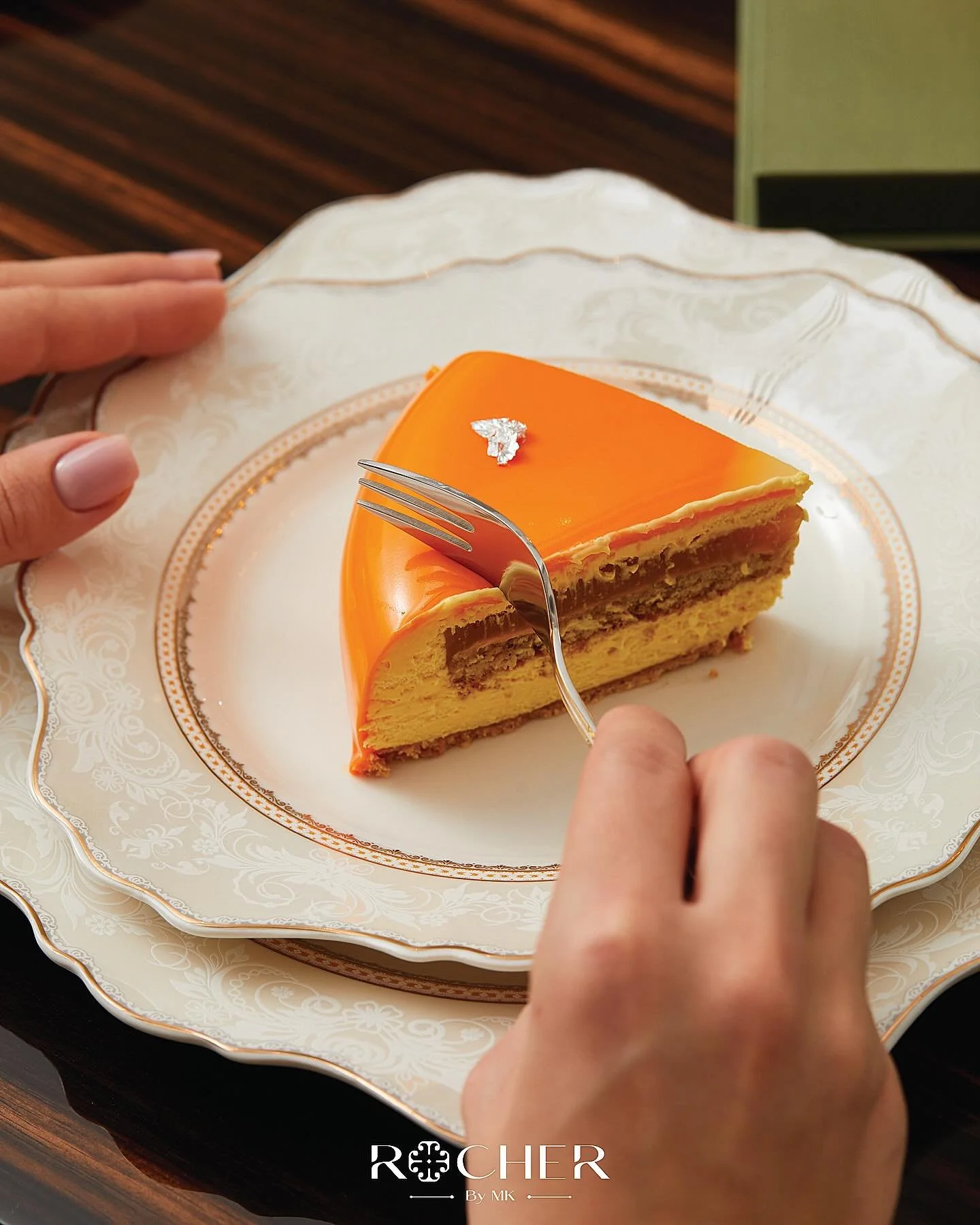 لفتةُ حبٍّ تنبضُ بالدفء والحلاوة، مرسومة بطبقاتٍ من البهجة.
فاجئوا من تحبّون بكيكة السبايسد مانجو من روشيه 🧡

A heartfelt gesture, layered with warmth, sunshine, and sweetness.
Surprise someone special with Rocher&rsquo;s Spiced Mango Cake 🧡