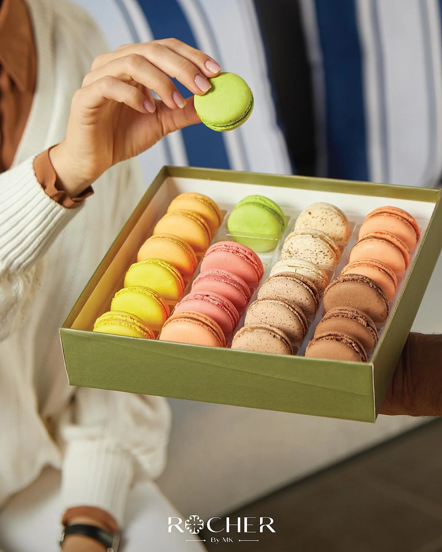 ماكرونز روشير الفاخرة بتشكيلة مختارة بعناية، نكهات متنوّعة تكمّل لحظاتكم وتمنح كل مناسبة لمسة رقي لا تُنسى 🤍🩵

Rocher&rsquo;s luxury macarons, thoughtfully curated flavors that elevate every moment and add effortless elegance to every occasion.