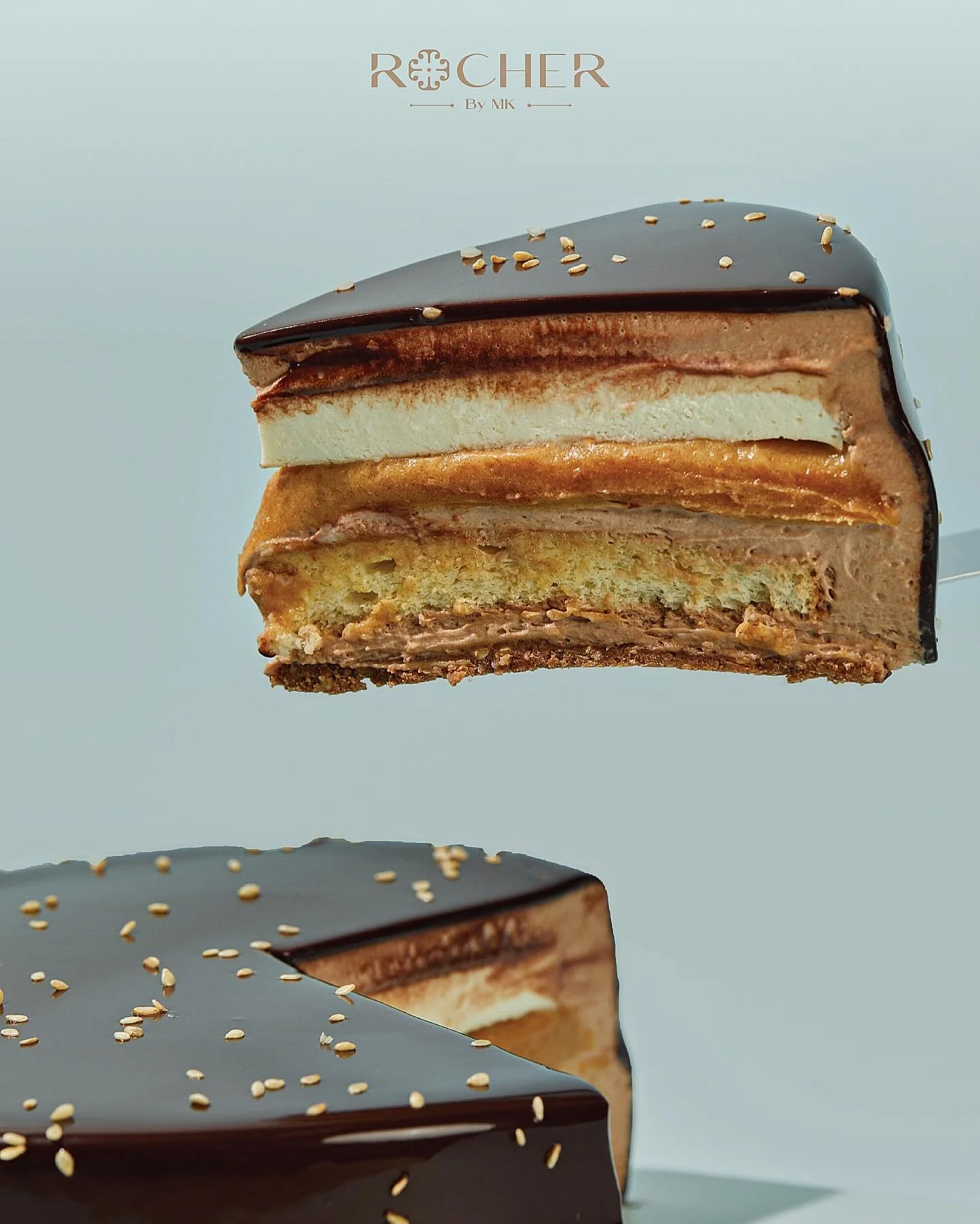 كيكة التمر بالطحينة&hellip; حكاية تنولد من أول لقمة. 🩵
طبقات من بسكويت اللوز ولمسة سمسم مقرمشة، تحتضن كريمة الطحينة المعطّرة بزهر البرتقال، وتذوب معها نعومة كراميل التمر المجدول المملّح.

تكتمل اللوحة بطبقة كاكاو لامعة ورشة سمسم ذهبية&hellip; مثالية