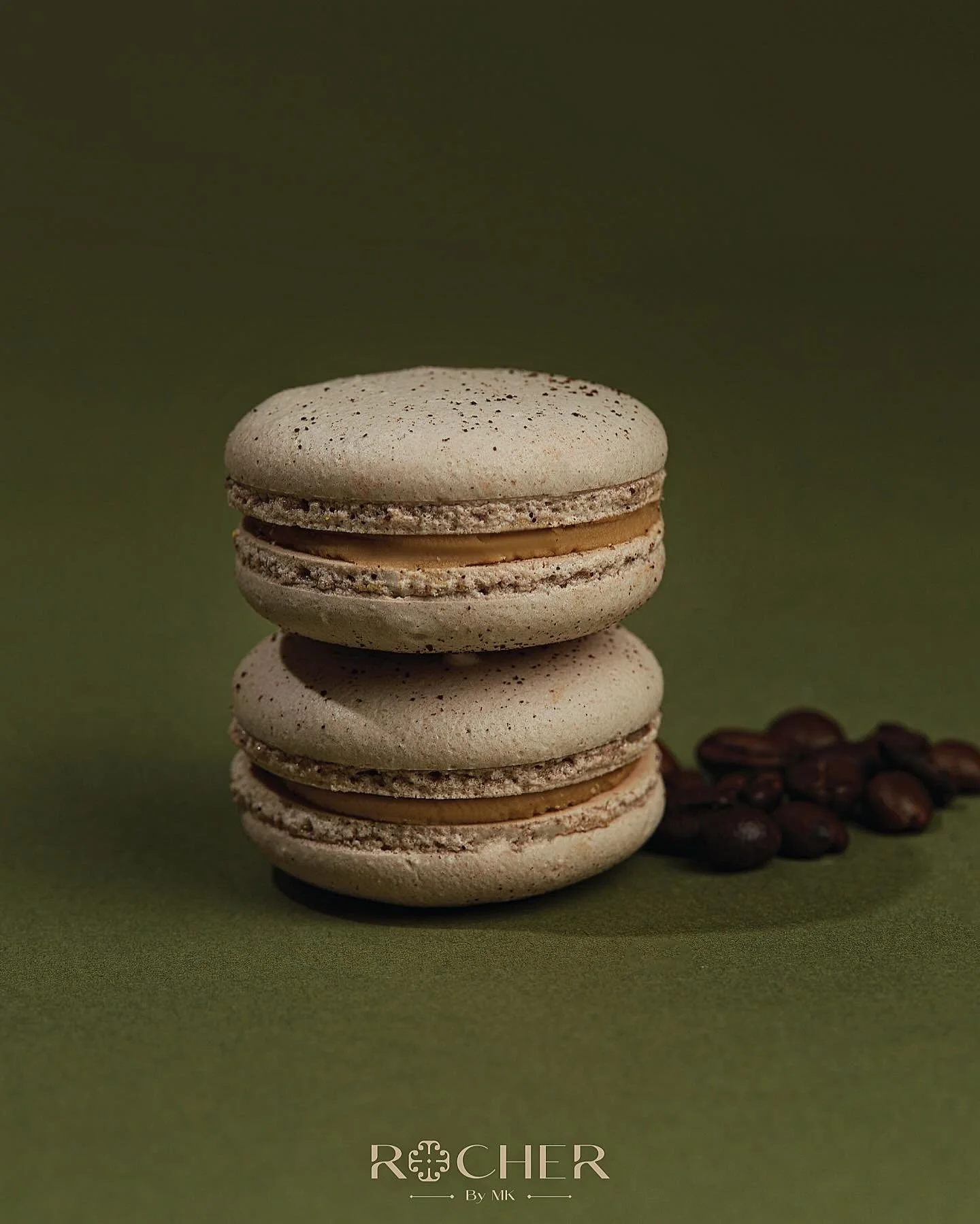 ماكرون إسبريسو إنتينسو&hellip; عمق القهوة في كل تفصيلة ☕️
مزيج فاخر من حبوب البن الطازجة يمنحك تجربة غنية، تلامس المزاج وتدلّل الحواس.

Espresso Intenso Macaron&hellip; where coffee meets elegance ☕️
Crafted with fresh beans for a deep, indulgent fla