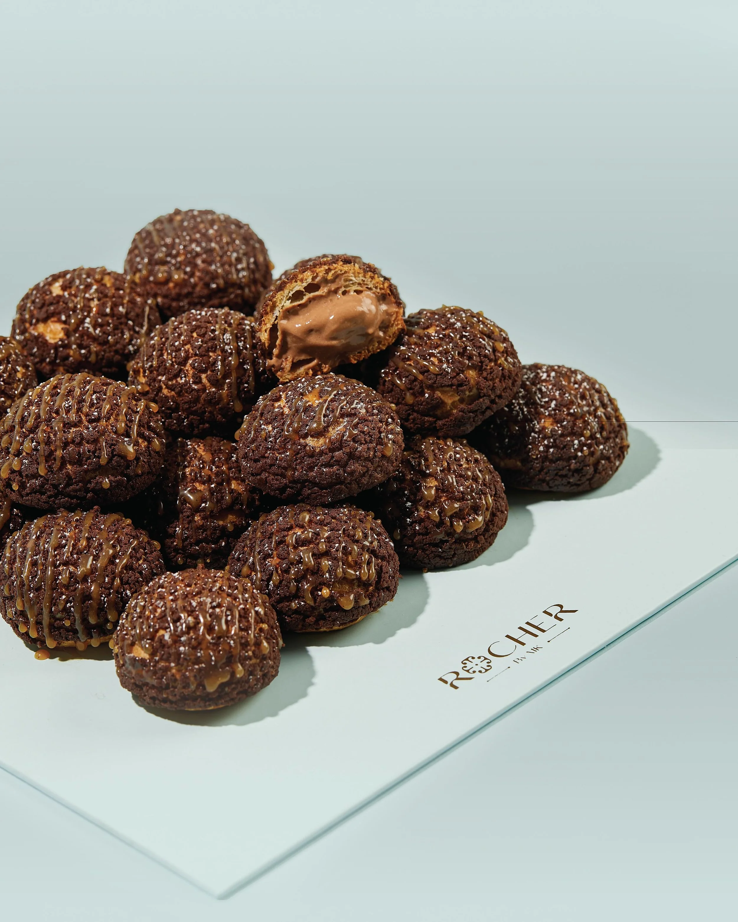شــو رويــال شـوكــوليـت Chocolate Choux Royal 🩵

لأن ضيافة عيد الأضحى تستحق تفاصيل أفخم&hellip;
شو رويال بالشوكولاتة يجمع بين القشرة المقرمشة، وكريمة الشوكولاتة الناعمة، ولمسة كاكاو غنية تبقى في الذاكرة ✨

قطعة أنيقة تكمّل جلسات العيد وتضيف لحظات أ