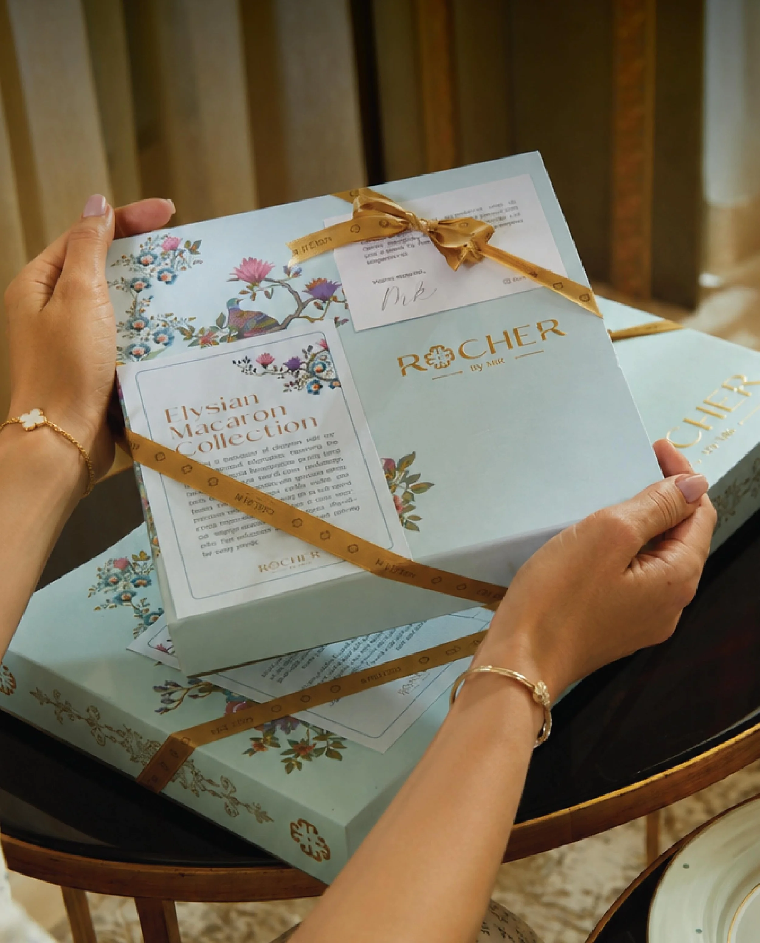 هديةٌ يحيط بها الجمال، وتكتمل بأدق التفاصيل. ✨🎁
الطريقة المثالية للاحتفاء بأجمل لحظات الحياة مع روشير. 🩵

A gift wrapped in beauty, tied with thoughtful details. ✨🎁
The perfect way to celebrate life&rsquo;s sweetest moments with Rocher.